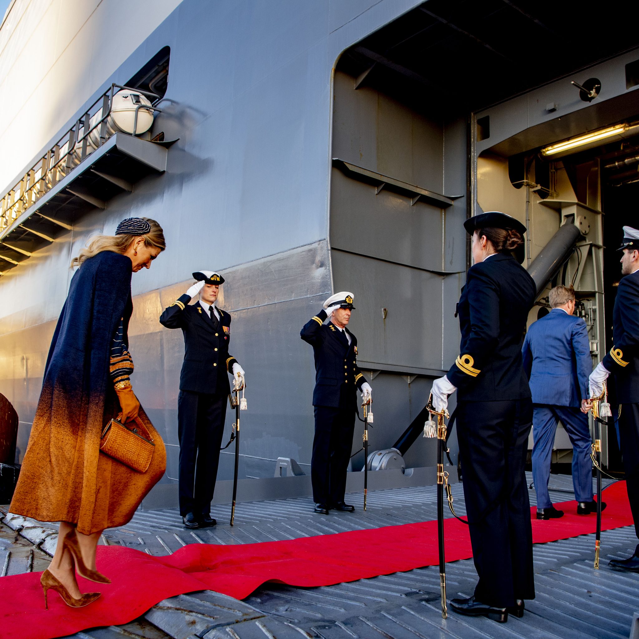Koningin Máxima gaat aan boord van de Zr. Ms. Rotterdam. (Foto ANP)
