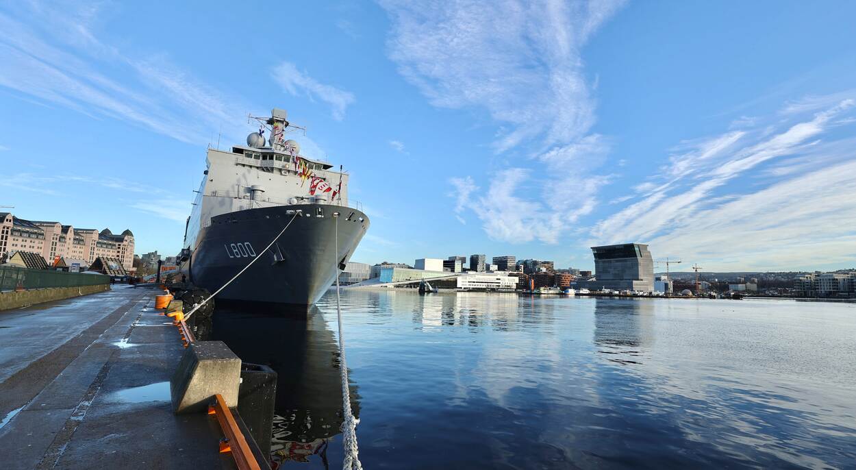 De Zr.Ms. Rotterdam is in Oslo voor een oefening. (Foto Defensie)
