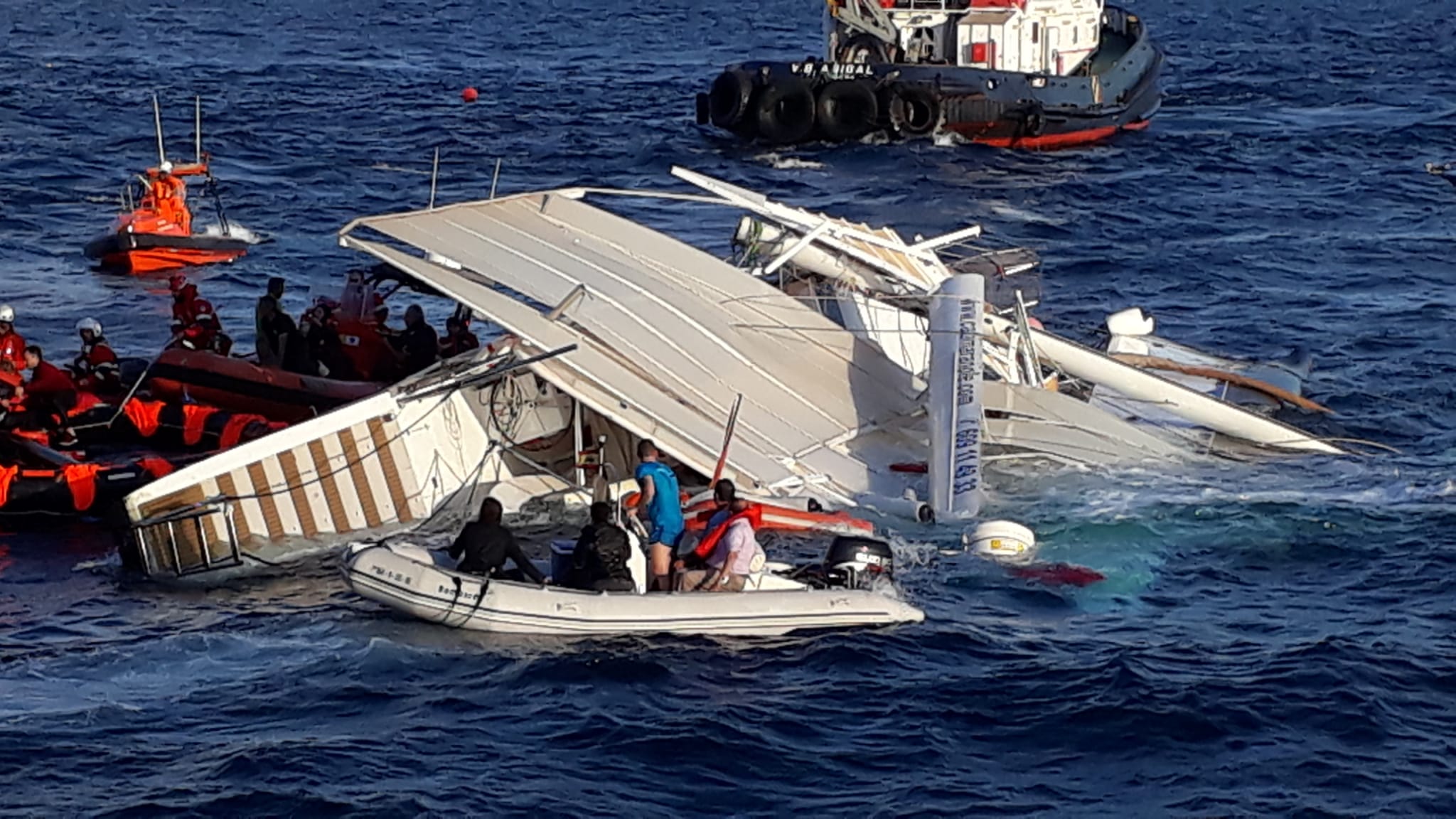 Van de 33 passagiers zijn er 14 naar het ziekenhuis gebracht. (Foto Twitter / Salvamento Maritimo)
