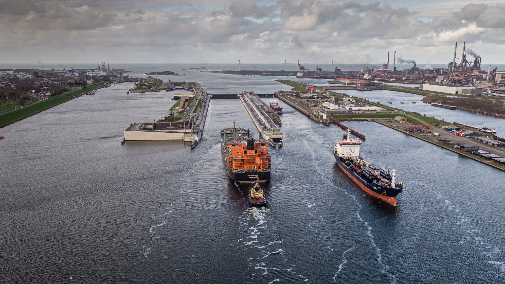 Inmiddels zijn er meerdere zeeschepen door de sluis gegaan. Links de nieuwe zeesluis en rechts de Noordersluis. (Foto Rijkswaterstaat)