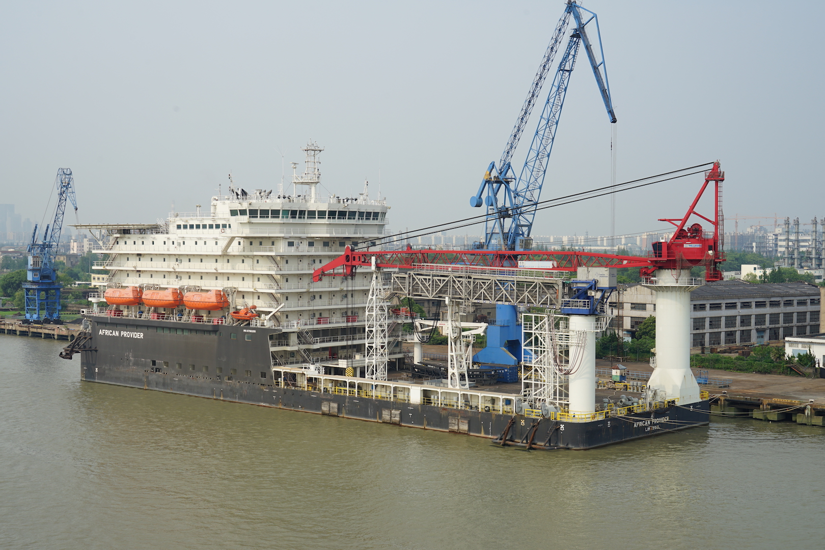 De African Provider, hier gefotografeerd in Shanghai, is een voorbeeld van een schip met een uitzonderlijk groot Cb.