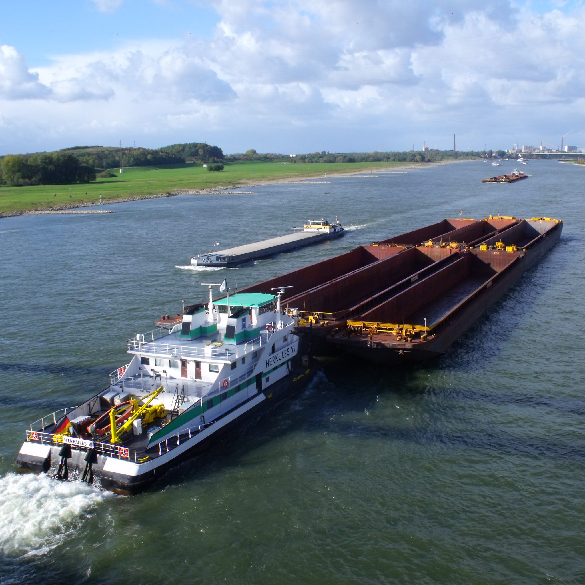 Lading wordt vervoerd over de Rijn bij Duisburg. (Foto Alice Chodura/Wikimedia)