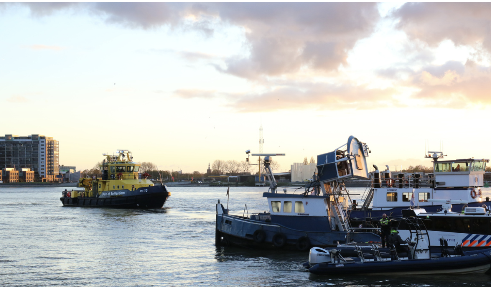 Op de Nieuwe Maas in Rotterdam is vrijdagmiddag een sleepboot gekapseisd. Foto Media TV