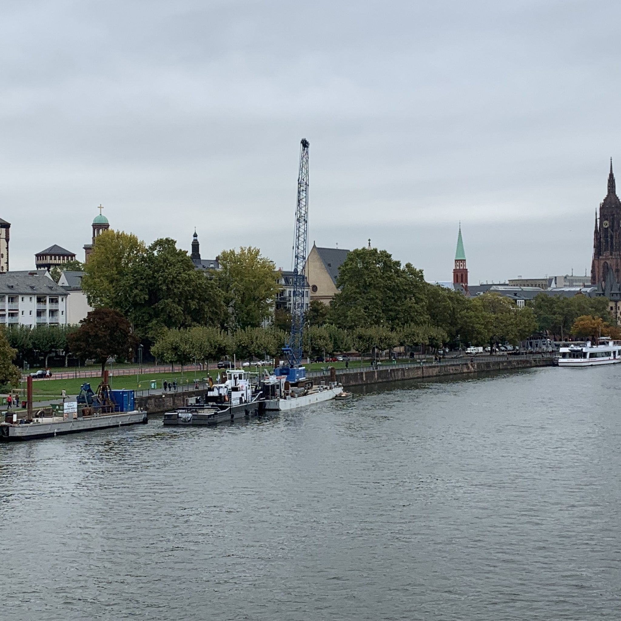 Aan de noordoever van de Main, tussen Eiserner Steg en Untermainbrücke, worden 13 nieuwe bolders voor de passagiervaart aangelegd. Daarna volgen op termijn walstroomaansluitingen (Foto HFM)