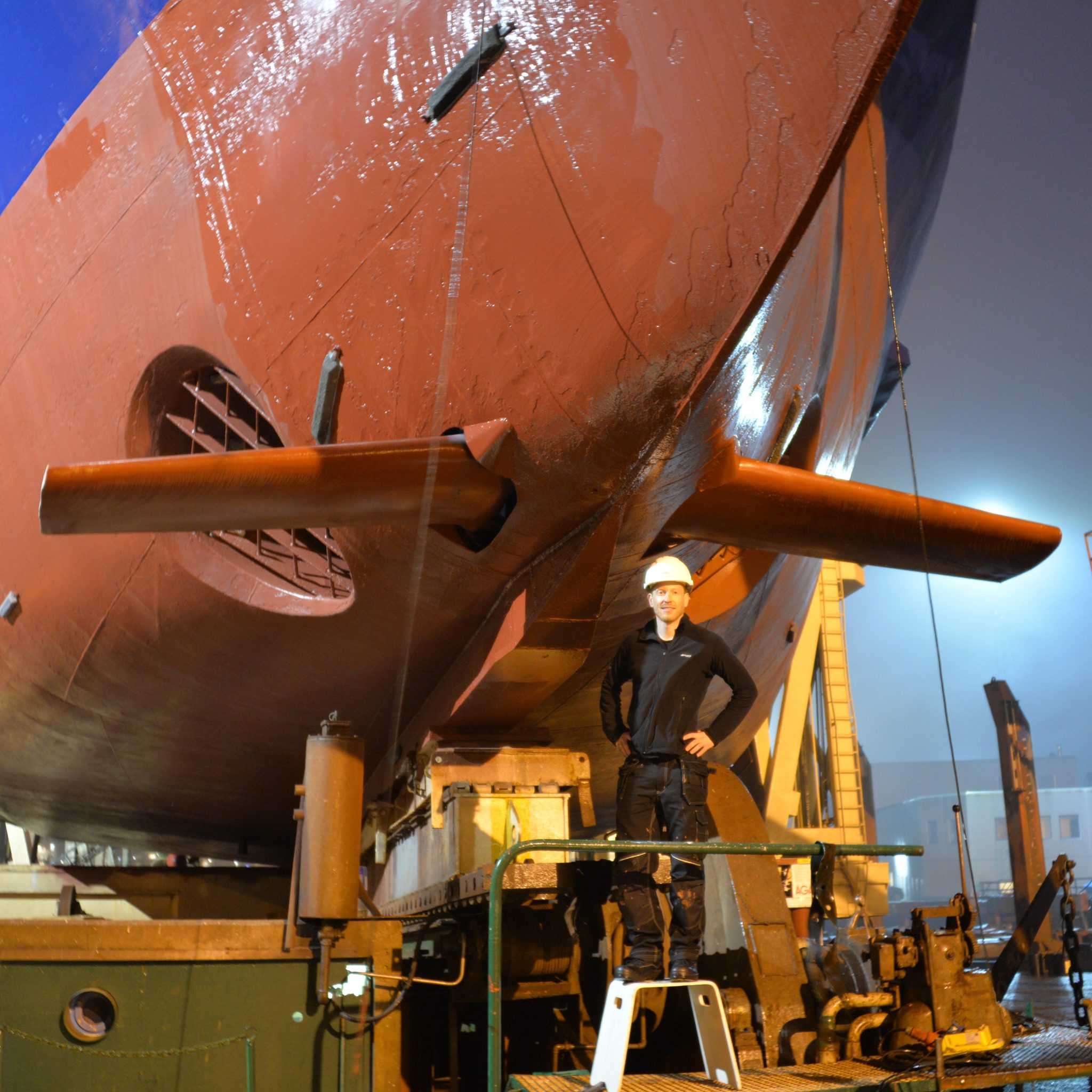 CEO Eirik Bøckmann van Wavefoil voor de boeg van de ferry Teistin. Een praktijkproef van een jaar met de twee vleugels van 2,64 meter lang resulteerde in een brandstofbesparing van 8%. (Foto Wavefoil)