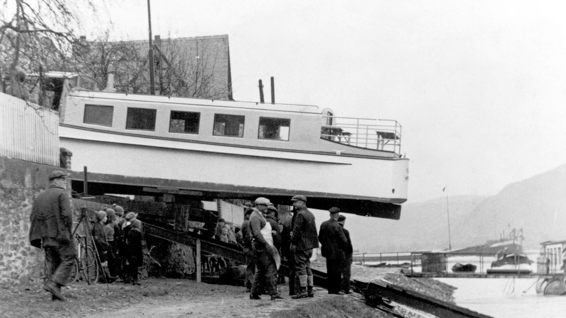 De tewaterlating van een passagiersschip rond 1930 vanuit de achtertuin van Josef Becker. (Foto Schottel)