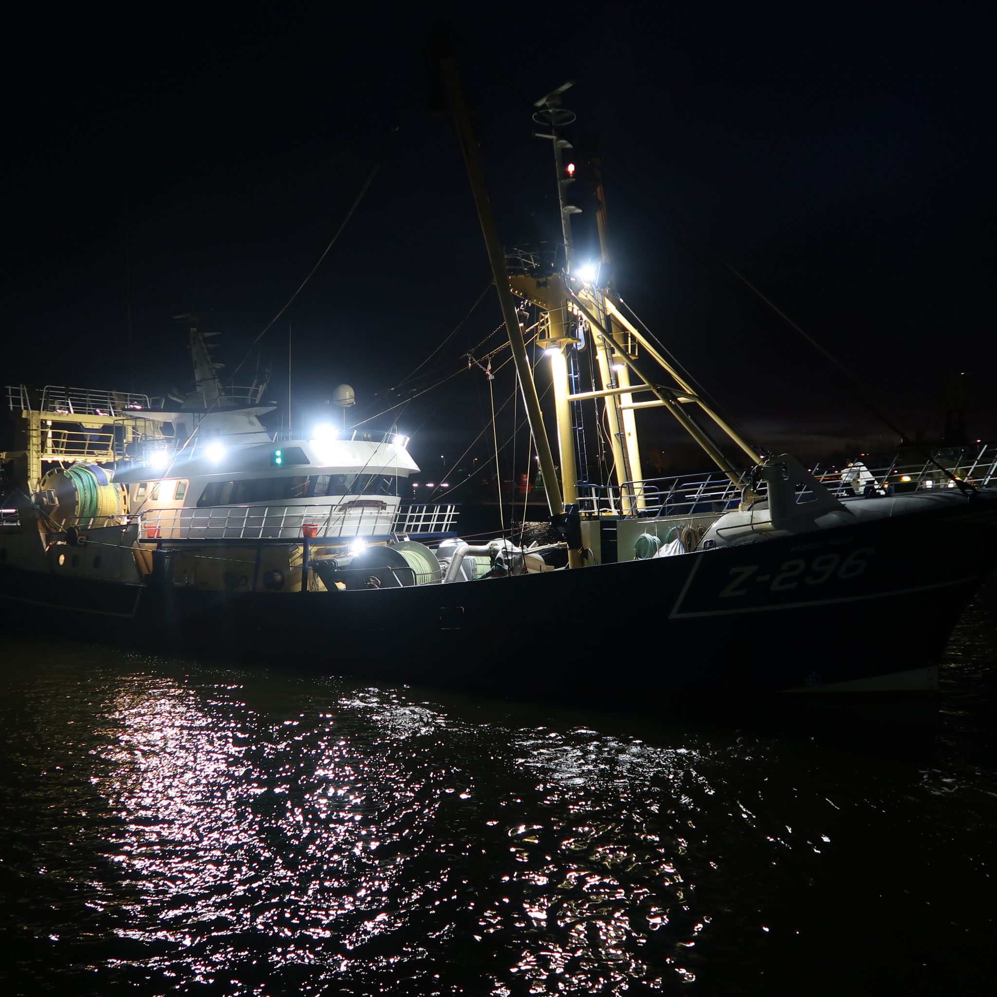 De Z-296 loopt in nachtelijke uren de haven van Vlissingen binnen. (Foto W.M. den Heijer)