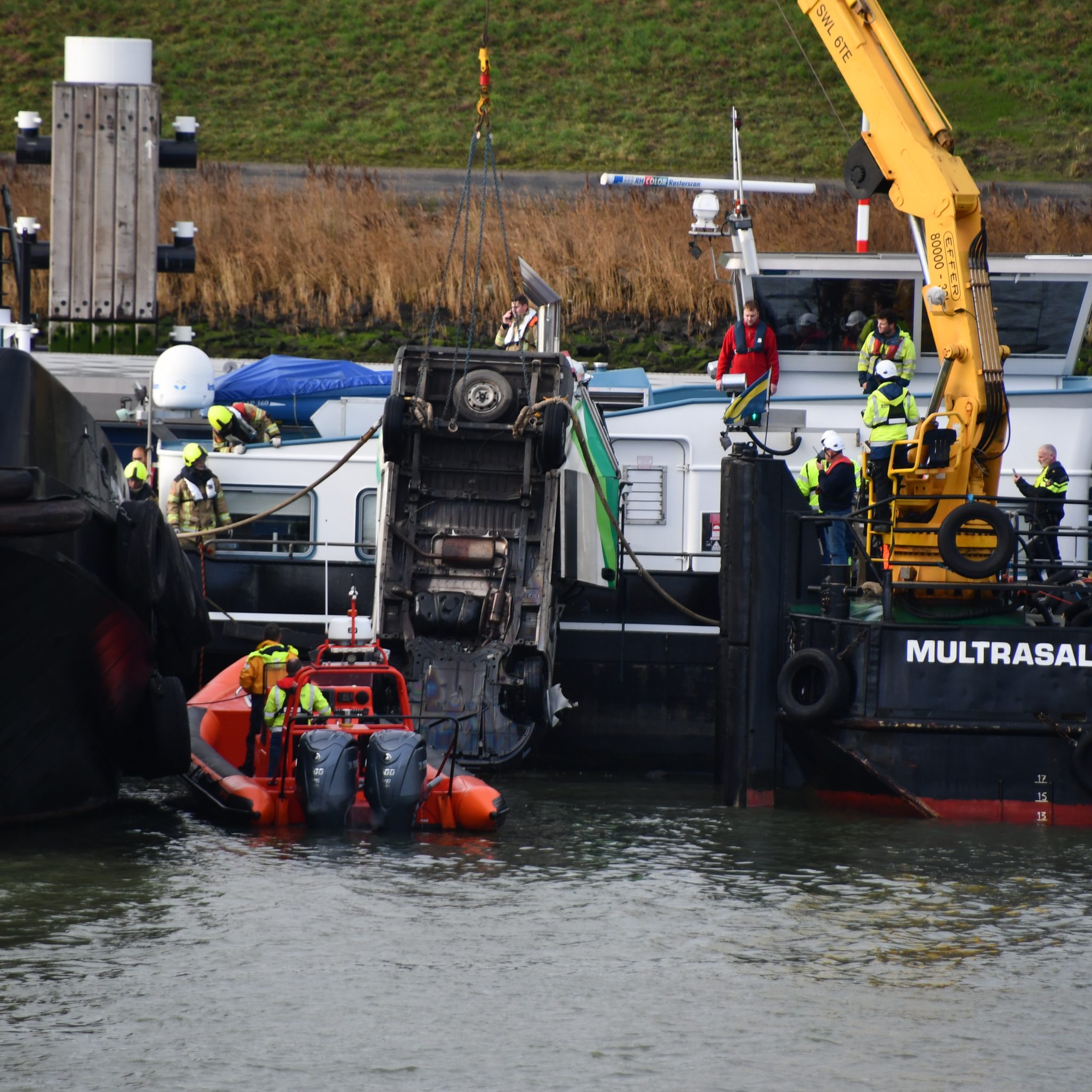 Het busje wordt uit het water gehaald door een schip van Multraship. (Foto HVZeeland)