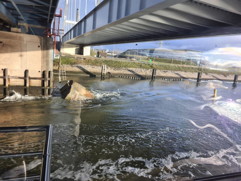 De pijler van de Suurhoffbrug die de afgelopen tijd al meerdere keren werd aangevaren. (Foto Rijkswaterstaat)