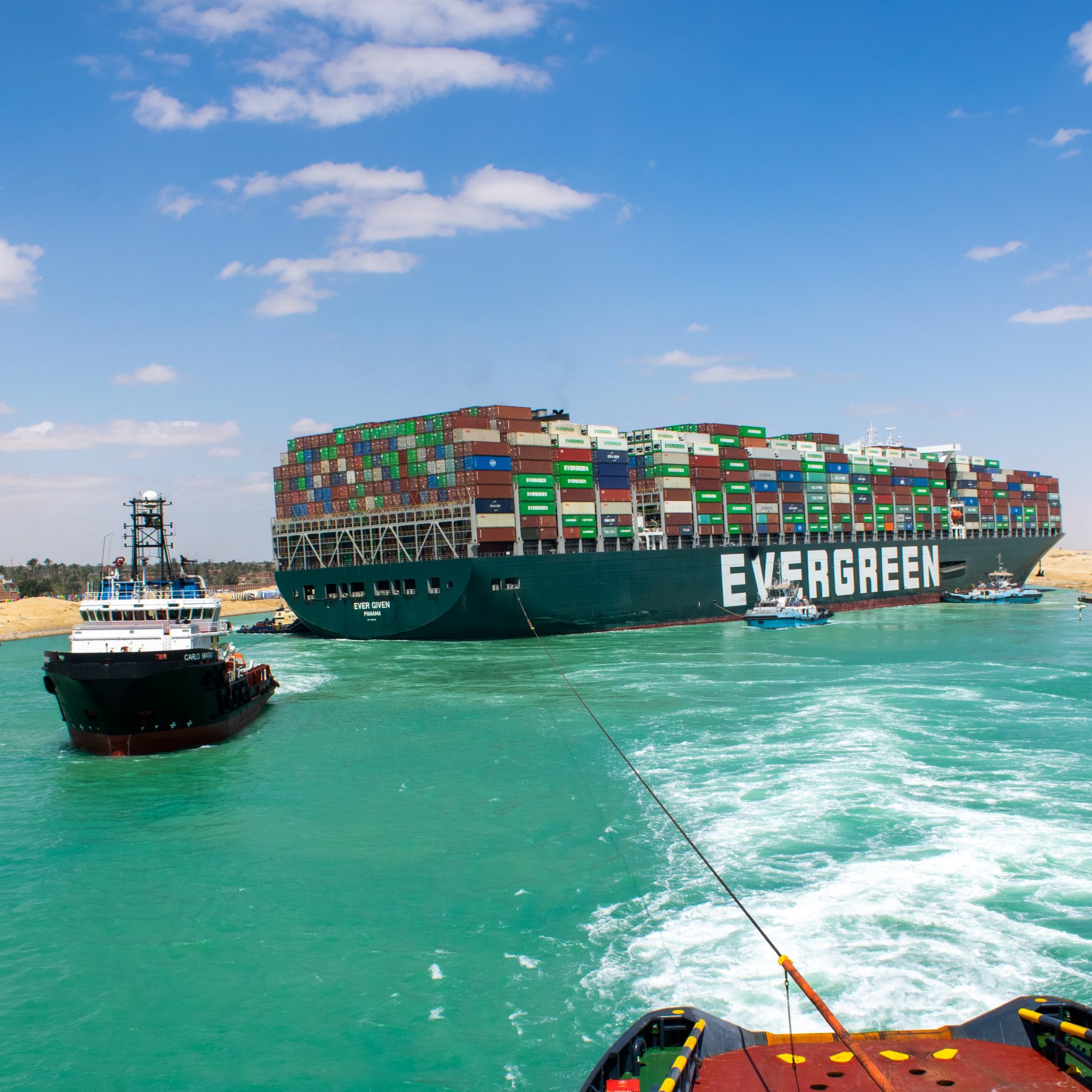 Het vlot trekken van de Ever Given in het Suezkanaal. (Foto ALP Maritime Services)