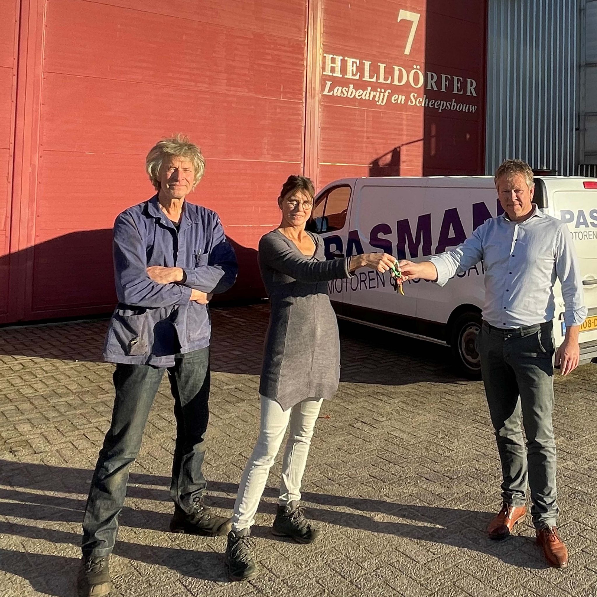 Petra Eijkelkamp overhandigt de sleutels van het bedrijf aan Dolf Pasman. Links van haar, partner Casper Helldörfer. (Foto Pasman)