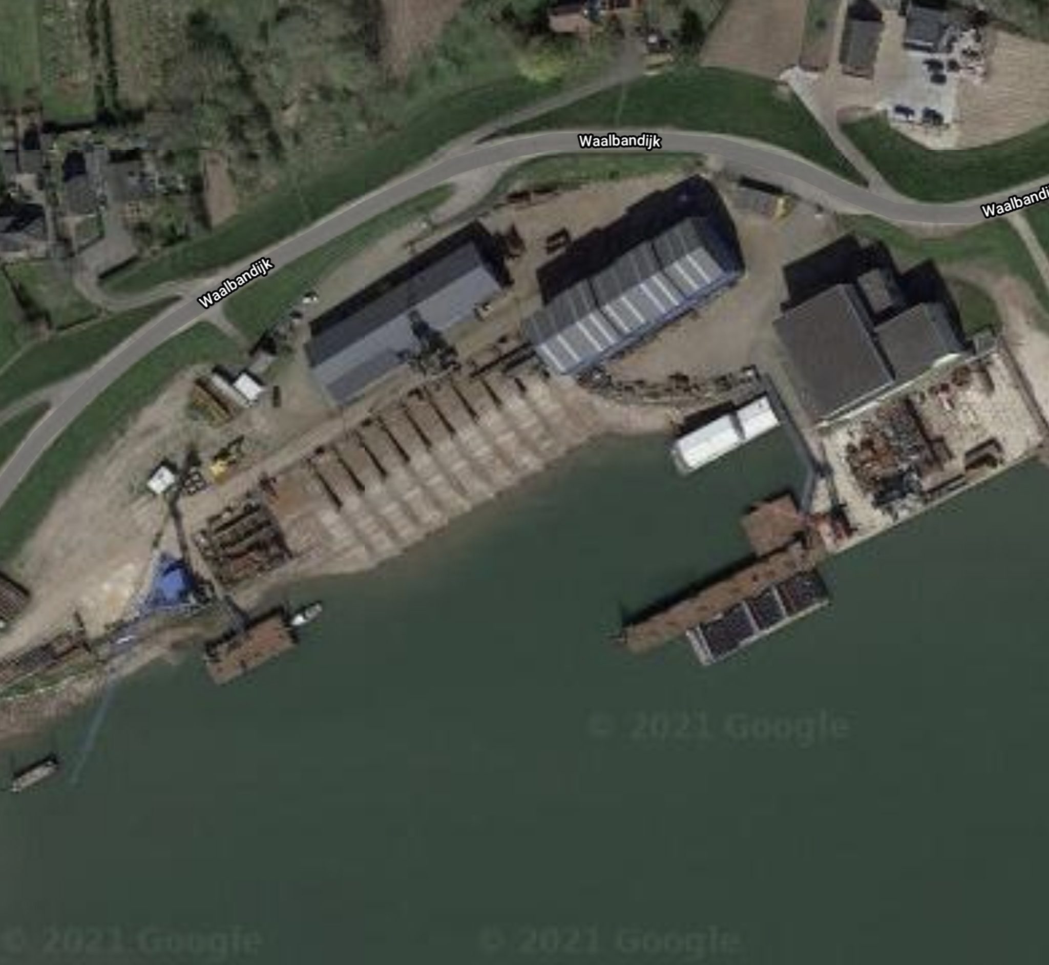 Het COA wilde in de haven van de voormalige Scheepswerf Doodewaard 300 tot 400 vluchtelingen op twee riviercruiseschepen huisvesten, maar de plek bleek niet veilig genoeg. (Foto Google Maps)