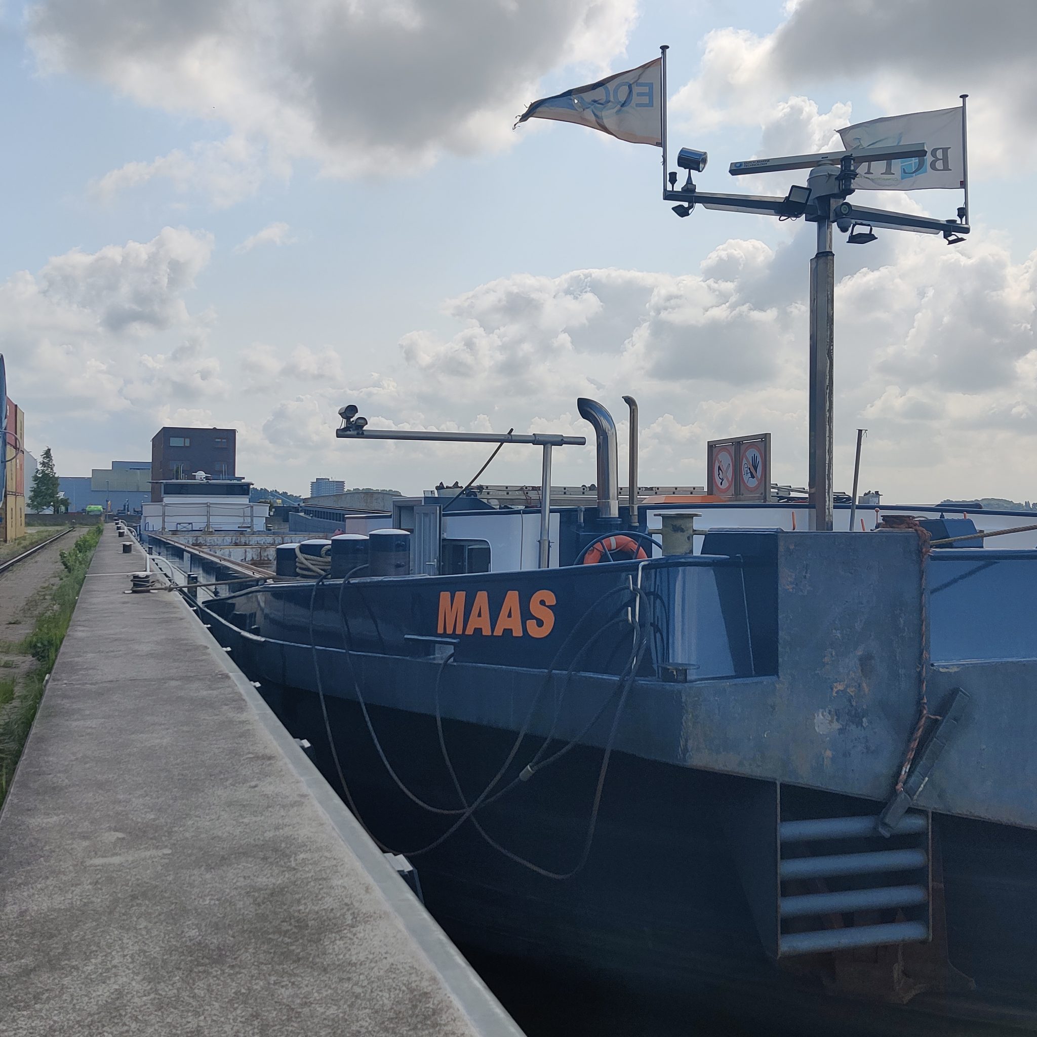 Containerschip Maas aan de kade bij de BCTN-terminal in Alblasserdam. (Foto Robin van den Bovenkamp)