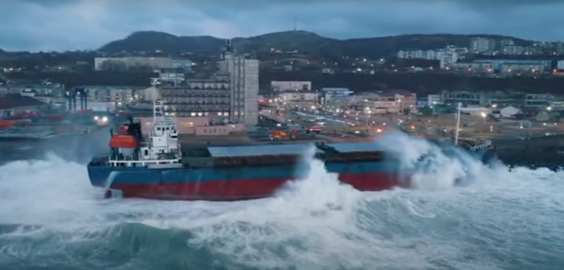 De golven klotsen nog steeds tegen het schip op. (Beeld uit video)
