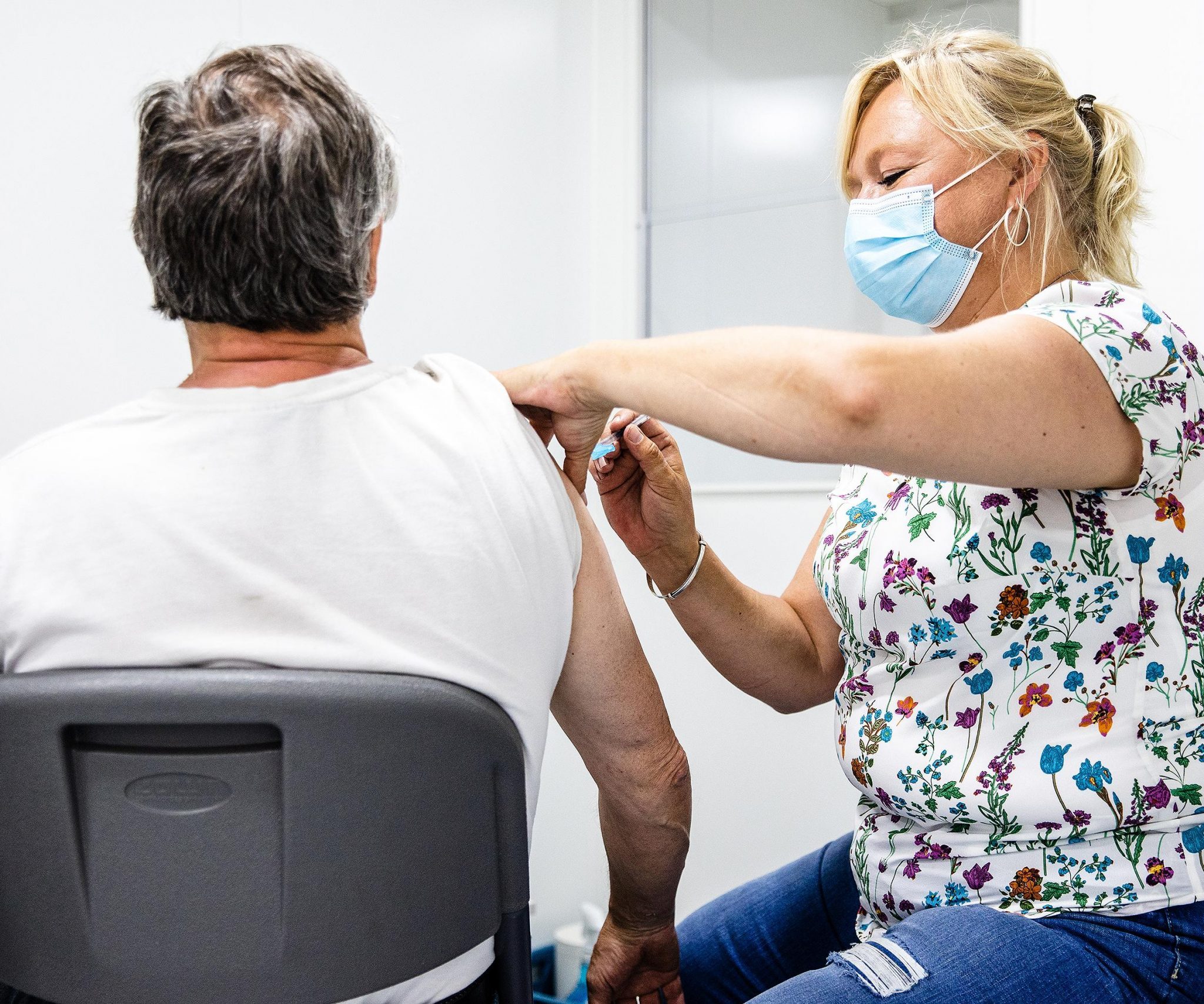 Ter illustratie: een vaccinatie wordt toegediend. (Foto GGD Rotterdam-Rijnmond)