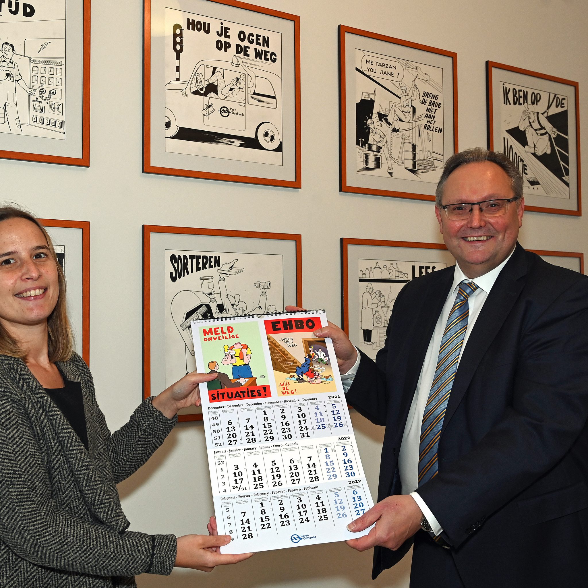 Charlotte Verkeyn (links) en Dirk Declerck met de kalender. (Foto Haven Oostende)