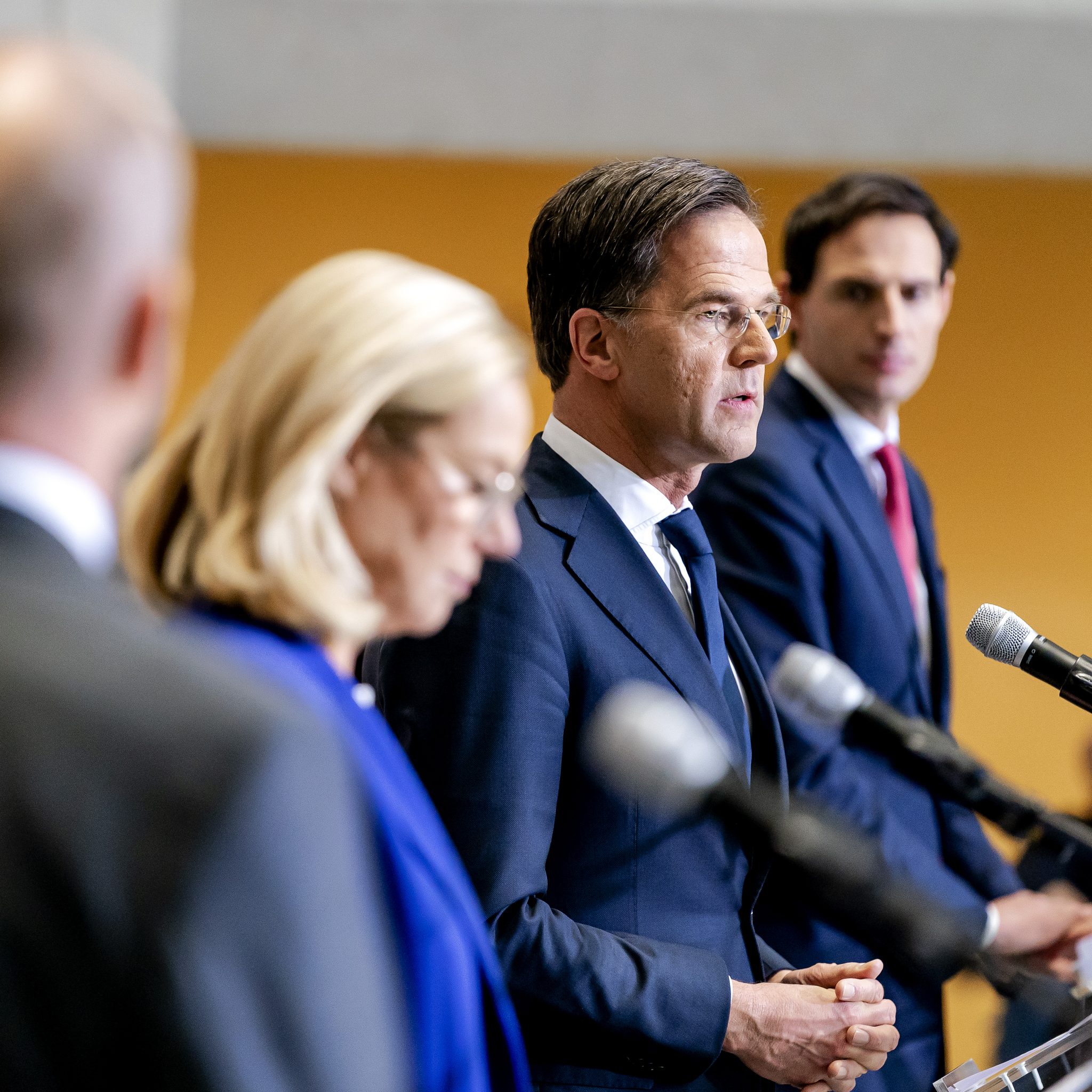 v.l.n.r. Gert-Jan Segers (CU), Sigrid Kaag (D66), Mark Rutte (VVD) en Wopke Hoekstra (CDA) tijdens de presentatie van het regeerakkoord. (Foto ANP)