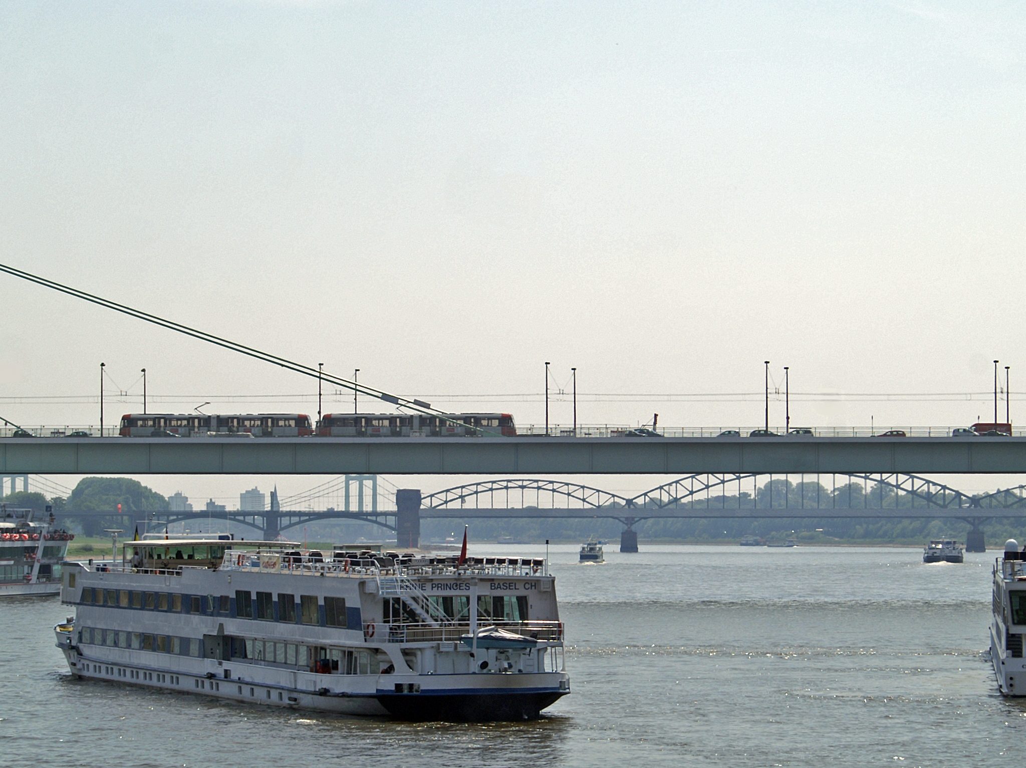 Twee riviercruiseschepen op de Rijn bij Keulen. (Foto Rolf Heinrich/Wikimedia)