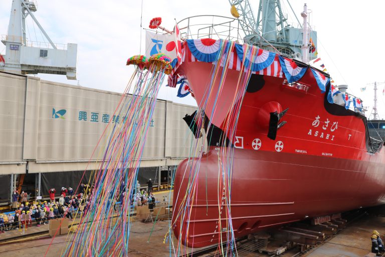 De volledig elektrische tanker Asahi net voor de tewaterlating. (Foto Asahi Shipping)