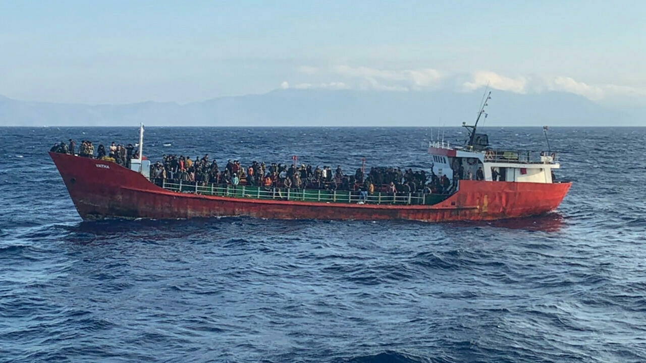 Migranten op een vrachtschip. (archieffoto 29 oktober 2021)  Foto Griekse kustwacht