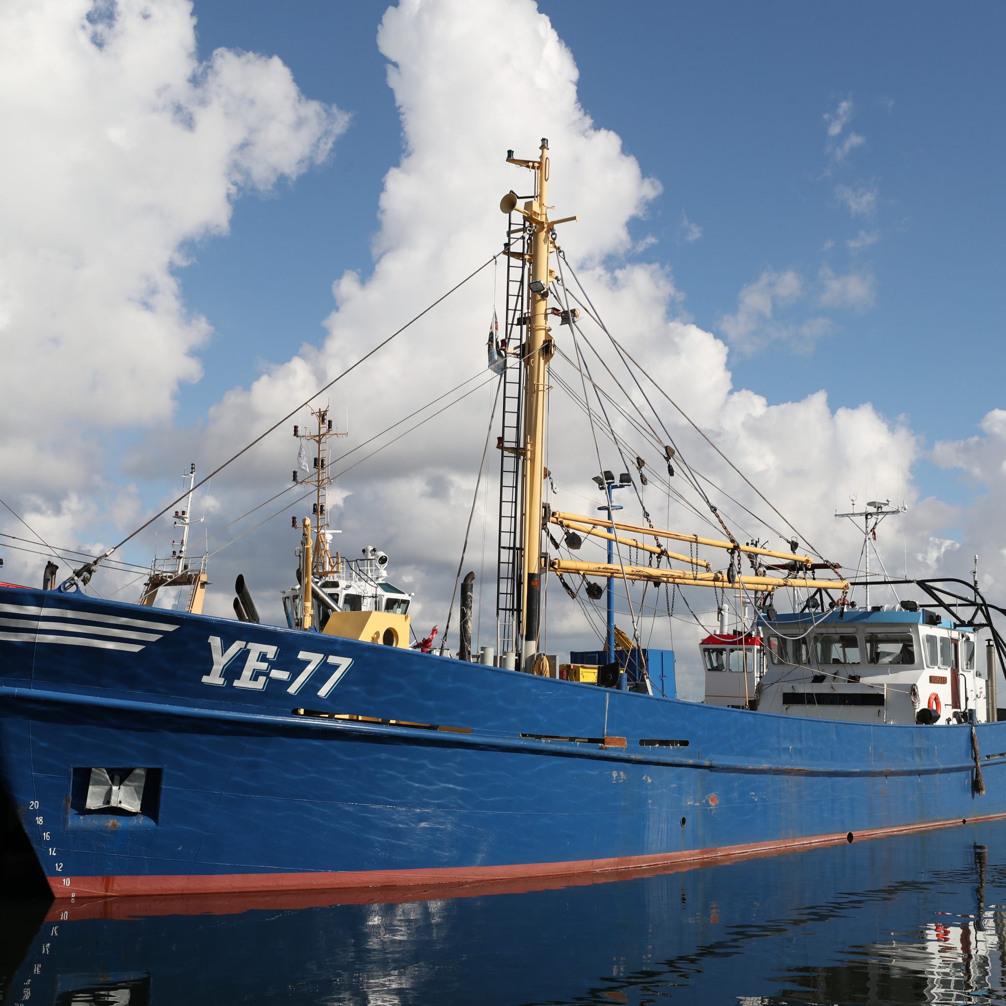De 37 jaar oude mosselkotter YE-77 is intussen naar Haarlem gebracht voor de sloop. (Foto Bram Pronk)