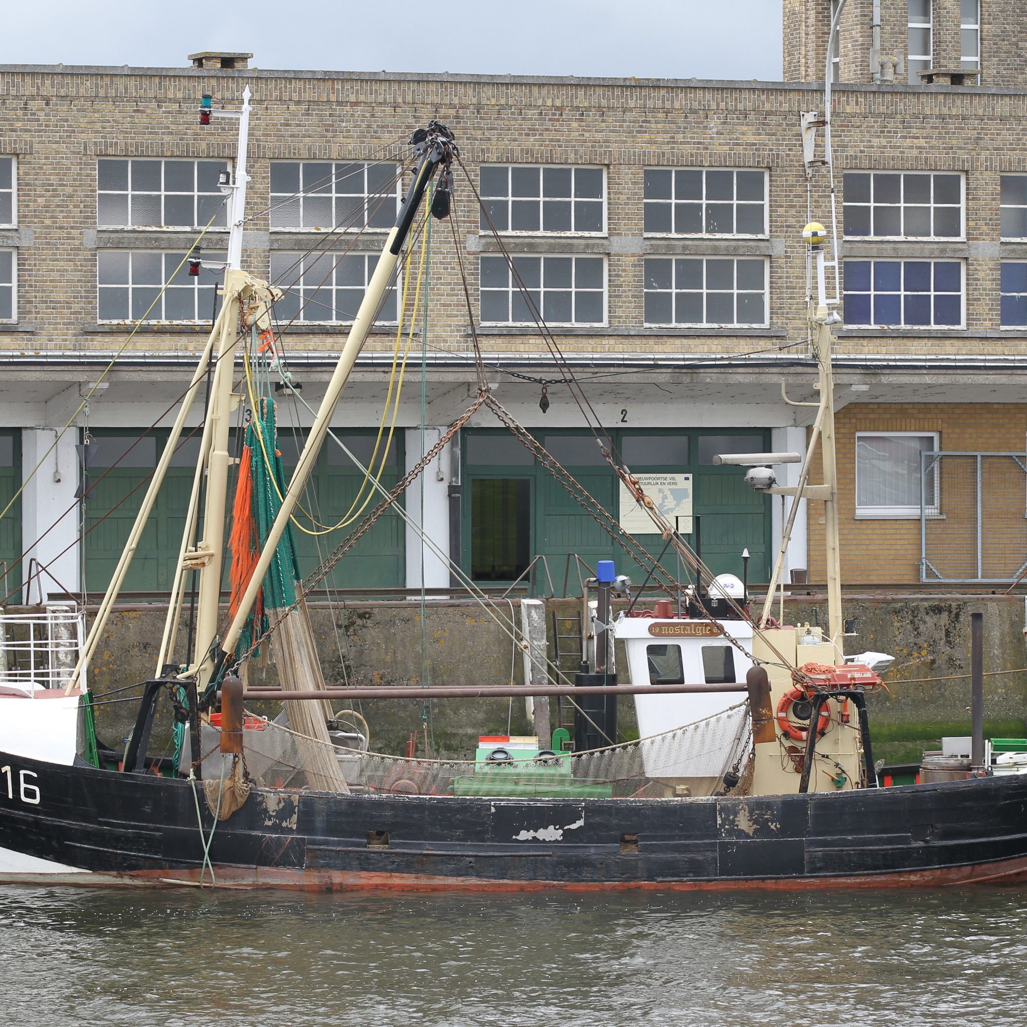 De N-116 Nostalgie nog als garnalenvisser voor de gemeentelijke vismijn in Nieuwpoort. (Foto Bram Pronk)