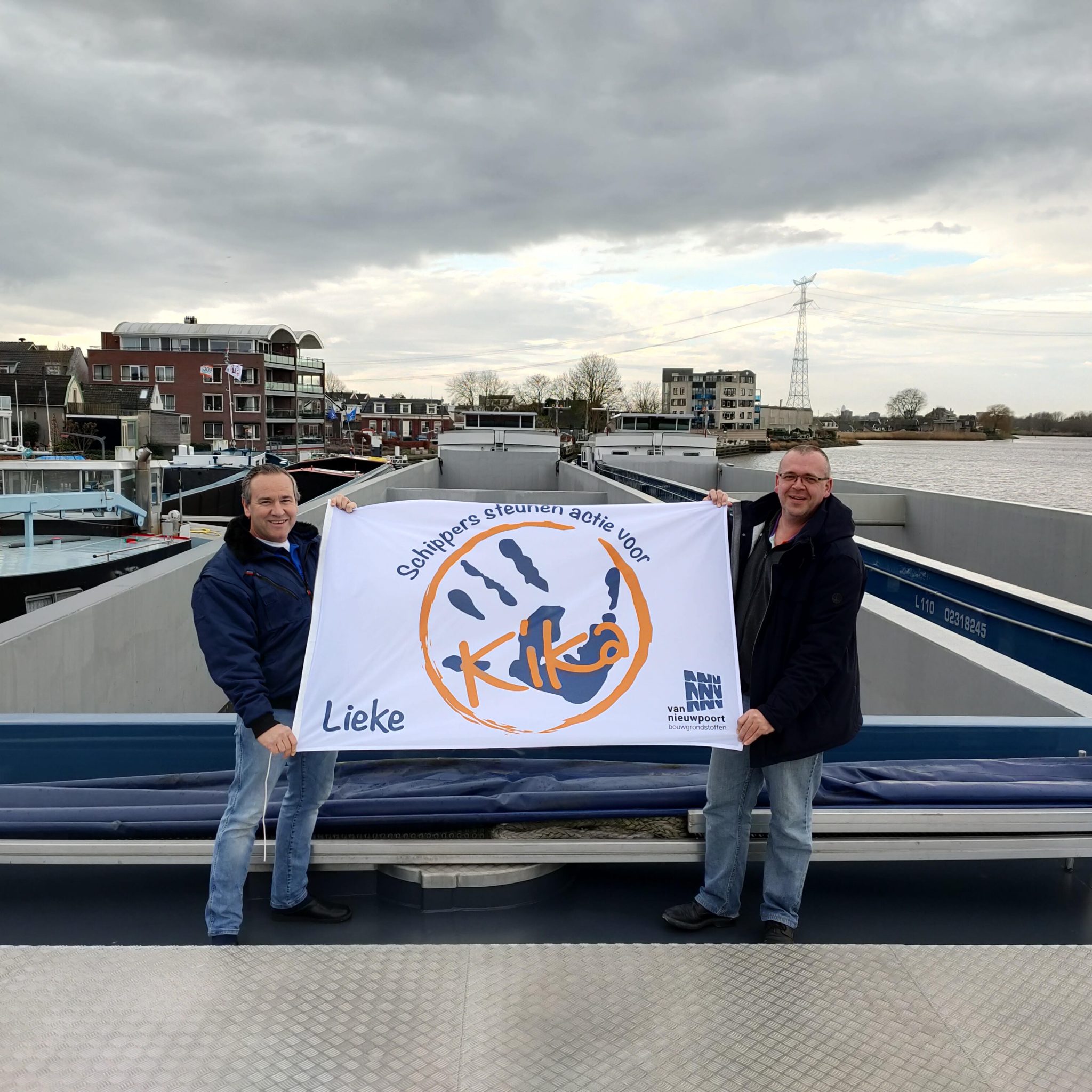 Wim Mourik (l) en Marco Heuvelman met de vlag. (Foto Wim Mourik)