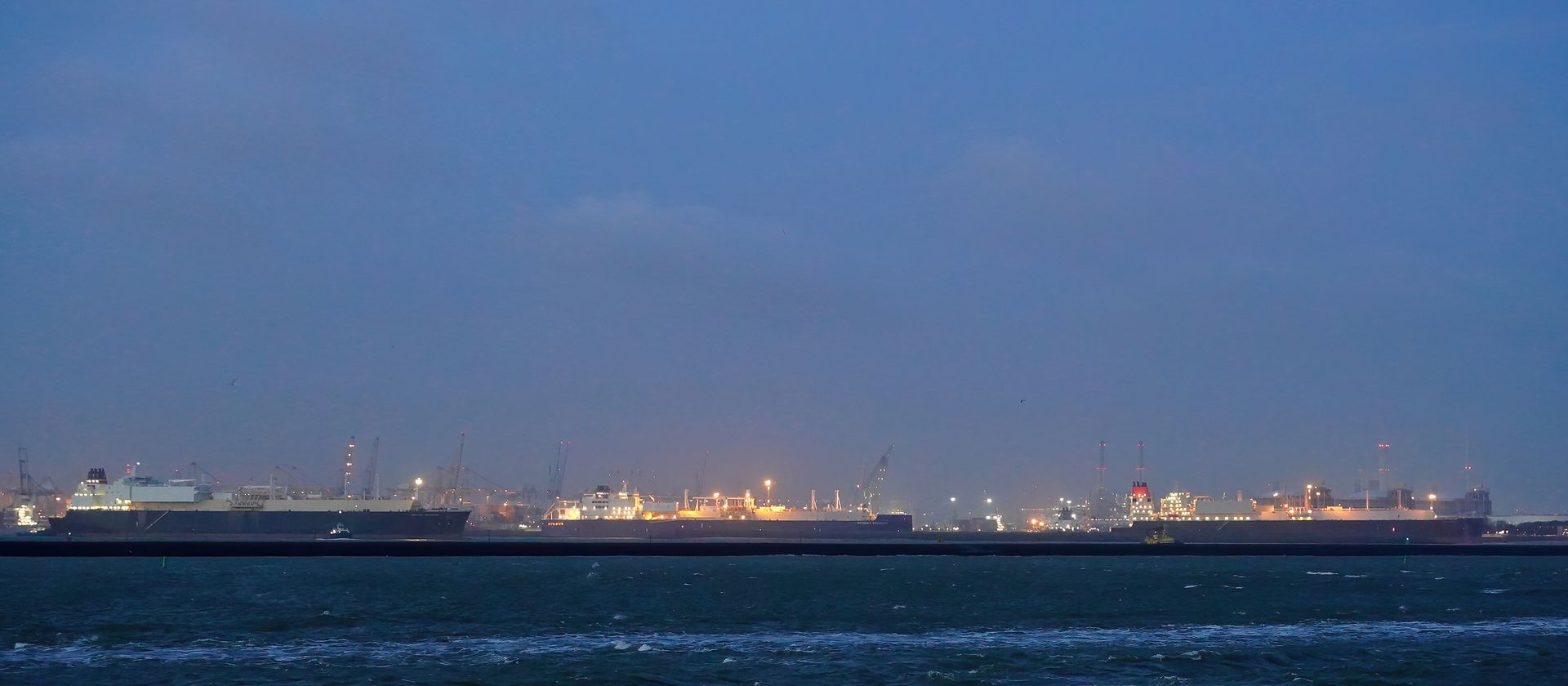 De drie LNG tankers op een rij, inmiddels zijn ze alledrie vertrokken. (Foto Havenbedrijf Rotterdam / Kees Torn)