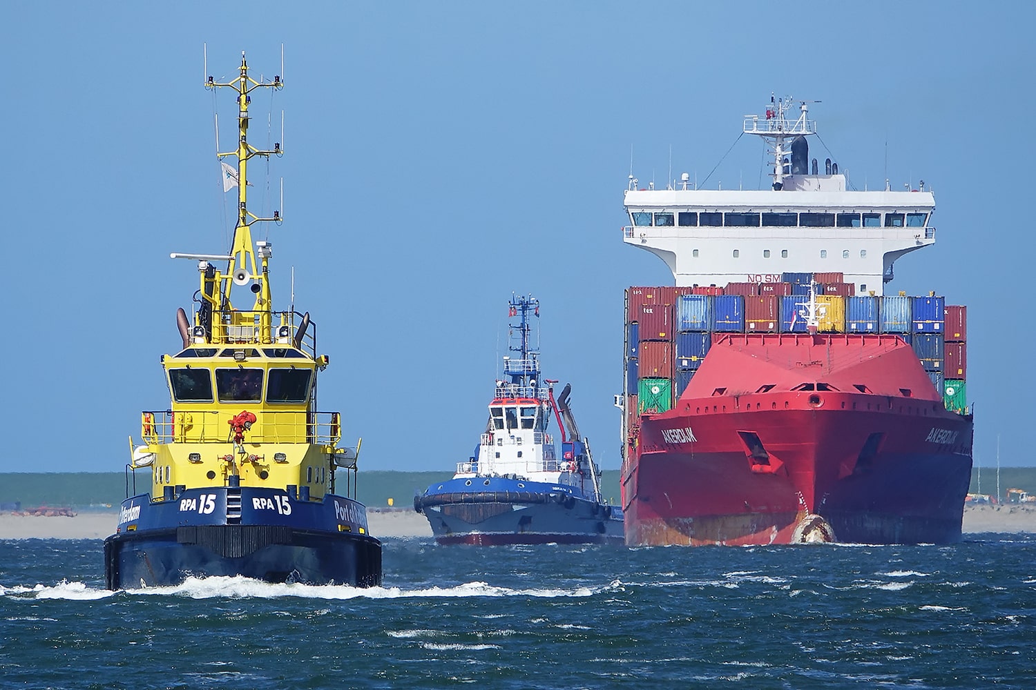 Patrouillevaartuig begeleidt een containerschip de Rotterdamse haven in. (Foto Port of Rotterdam)