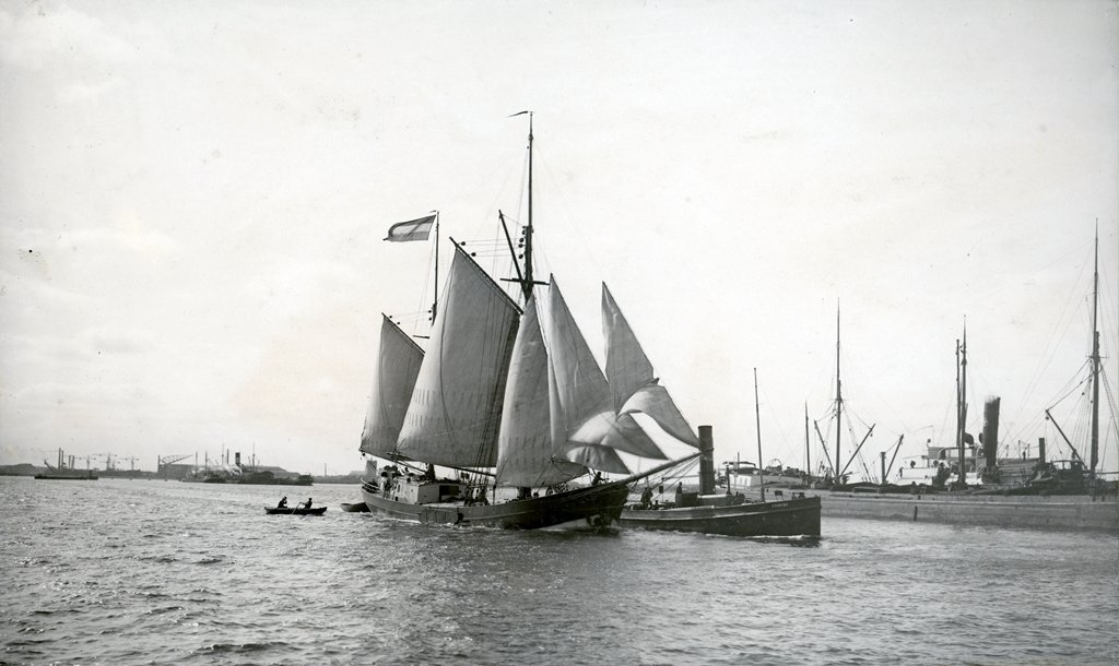 De Tukker in 1912 tijdens haar eerste vaart, toen heette het schip nog Harle Tief. (Foto EcoClipper)