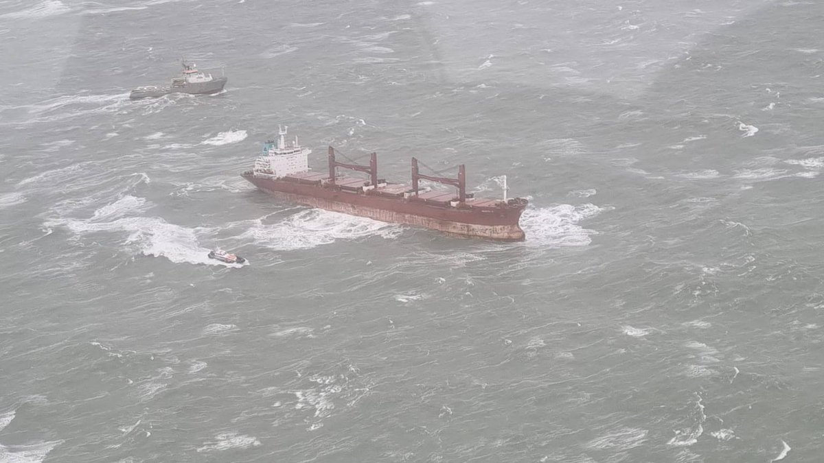 Hier lag het schip nog stuurloos op zee. (Foto KNRM)
