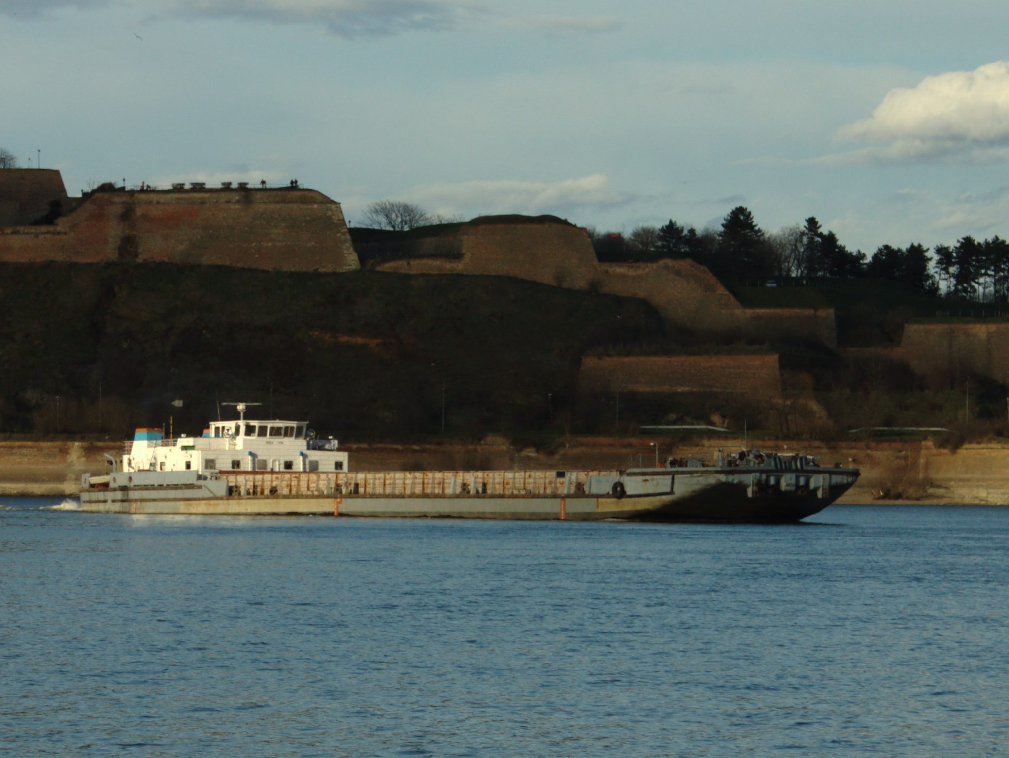 Servisch vrachtschip op de Donau ter hoogte van fort Petrovaradin. (Foto Aktron/Wikimedia)