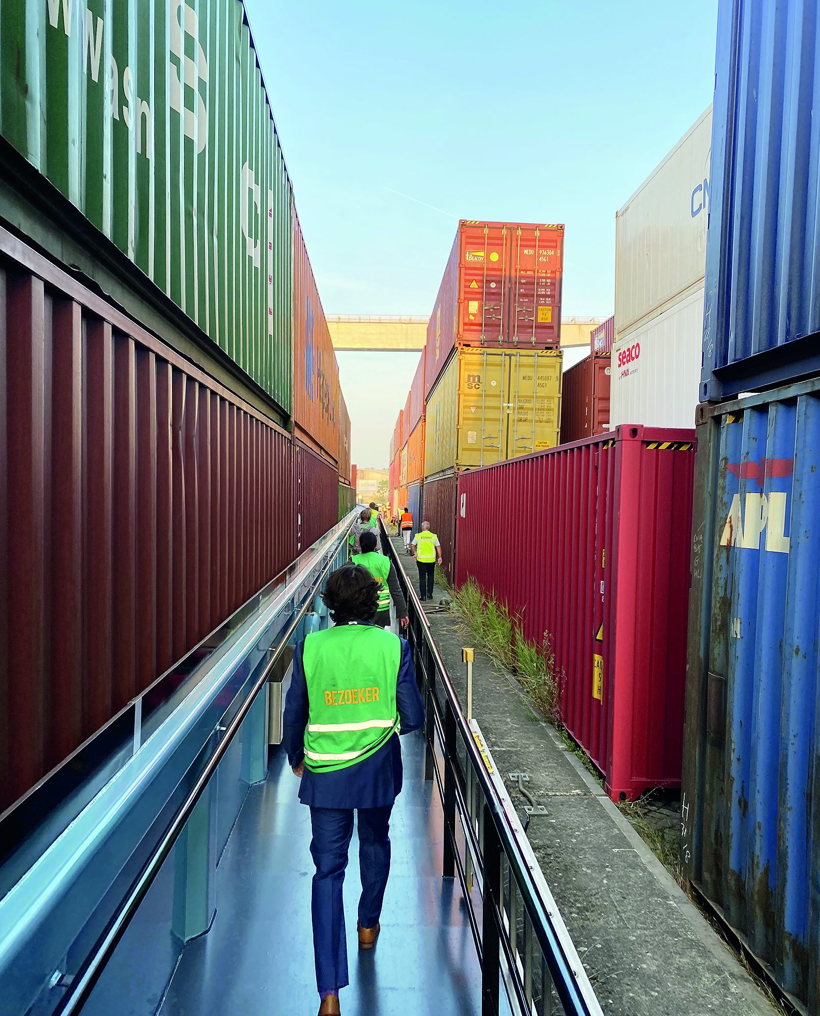 Het overheidsbeleid stimuleert meer containervervoer over water, maar in de praktijk werkt dit anders. (Foto Jelmer Bastiaans)