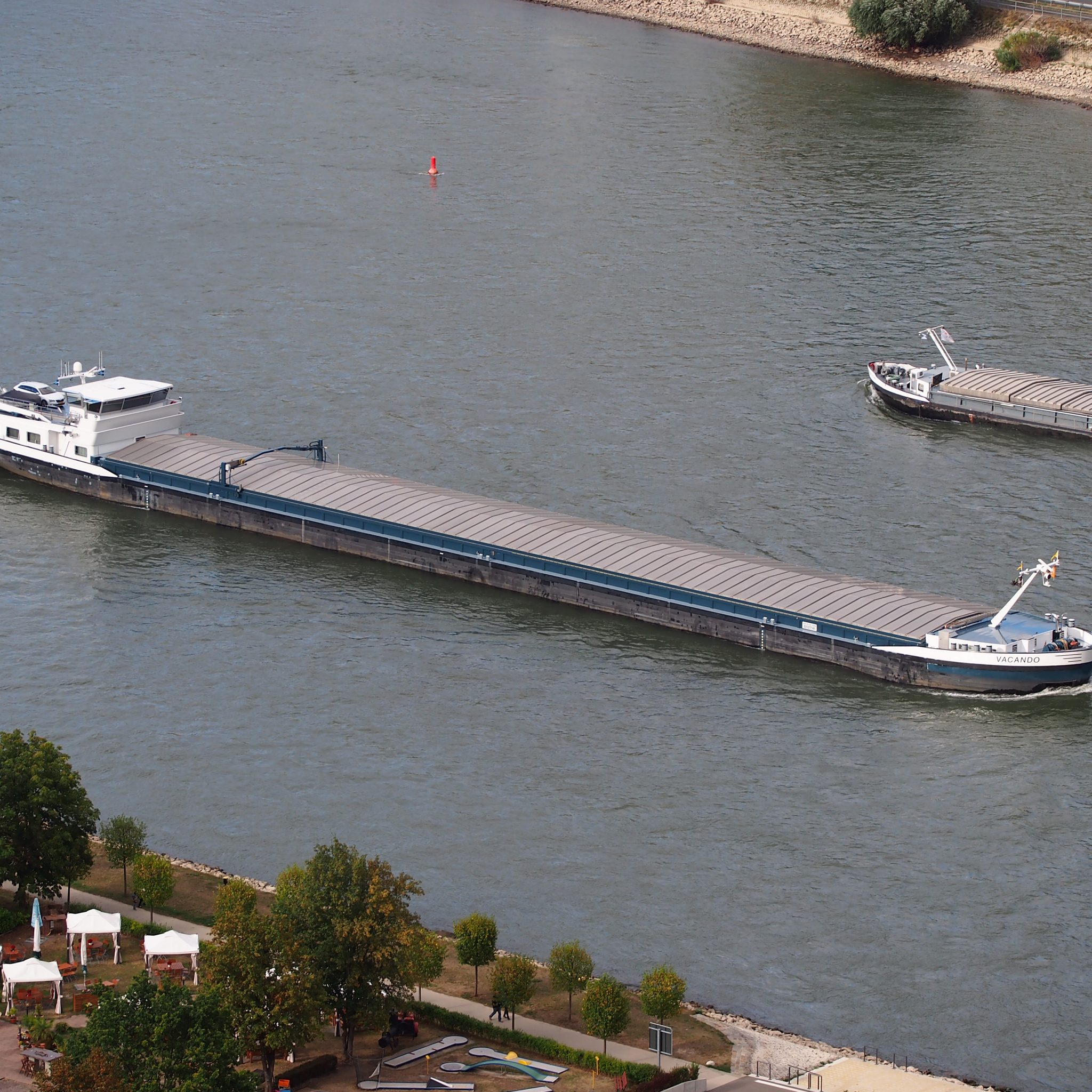 Ter illustratie. Binnenvaartschepen op de Rijn. (Foto Alf van Beem/Wikimedia)