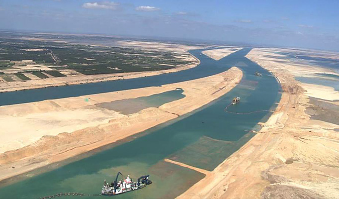 Veel rederijen, zoals Maersk, wachten al jaren op een verbreding van het Suezkanaal. (Foto Maersk)