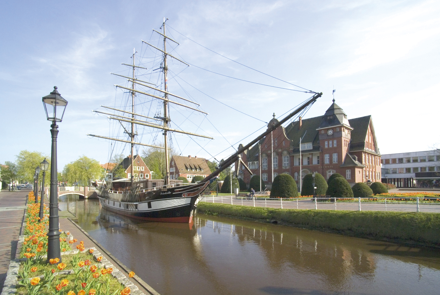 De Friederieke zoals ze in de loop van dit jaar na een ingrijpende opknapbeurt weer voor het raadhuis van Papenburg moet liggen ligt. (Foto Meyer Werft)