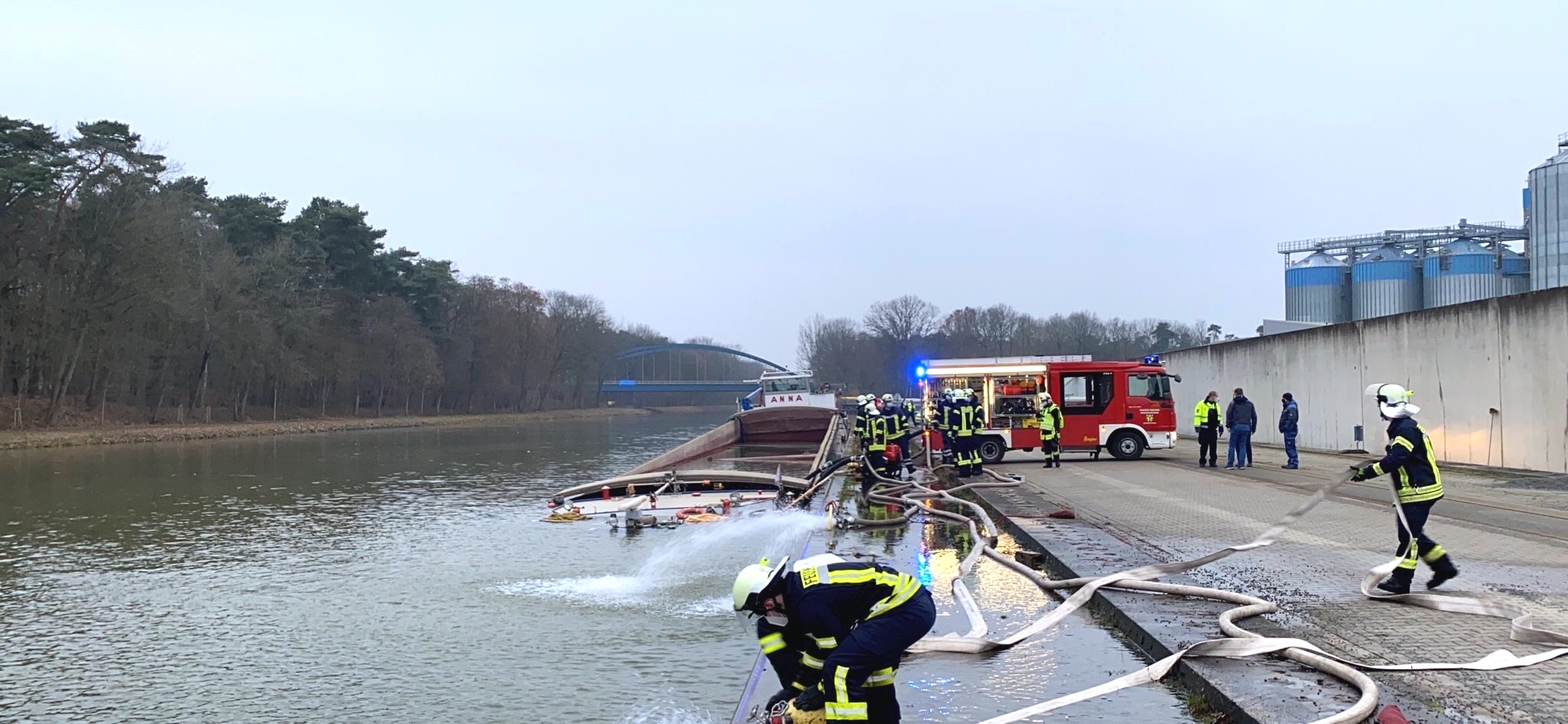 De brandweer van Spelle-Venhaus pompte dinsdagmorgen het Duitse binnenschip Anna leeg. Het ruim was vol water gelopen doordat vergeten was een pomp voor ballastwater uit te zetten. (Foto Lindwehr)