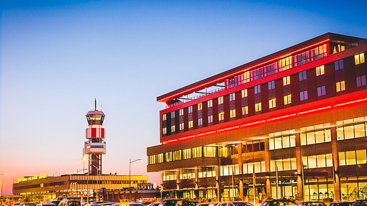 In het Wings-hotel op Rotterdam Airport, dat precies tussen de haven en Schiphol in ligt, konden zeelieden die van of naar een schip gingen in quarantaine.