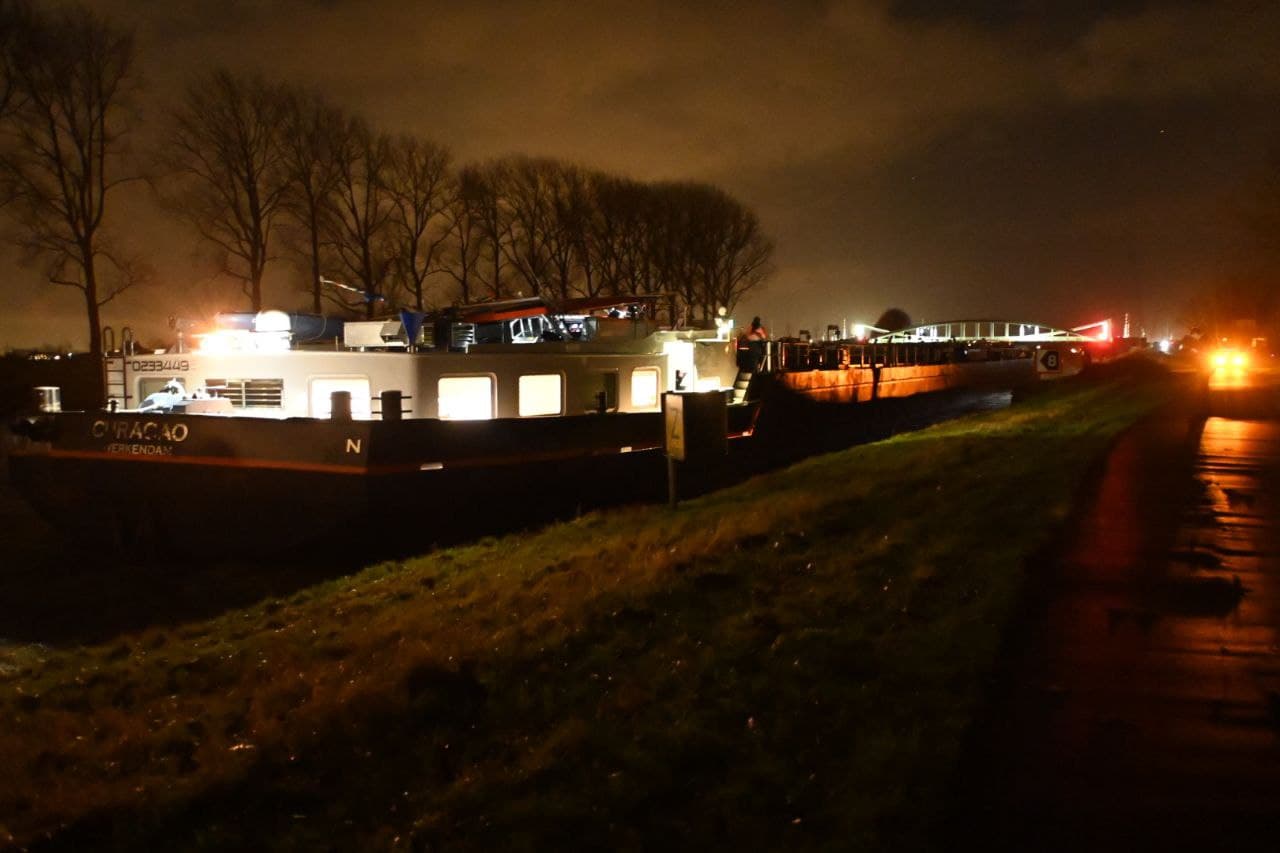 Schip vaart stuurhut eraf in Groningen. Foto ProNews