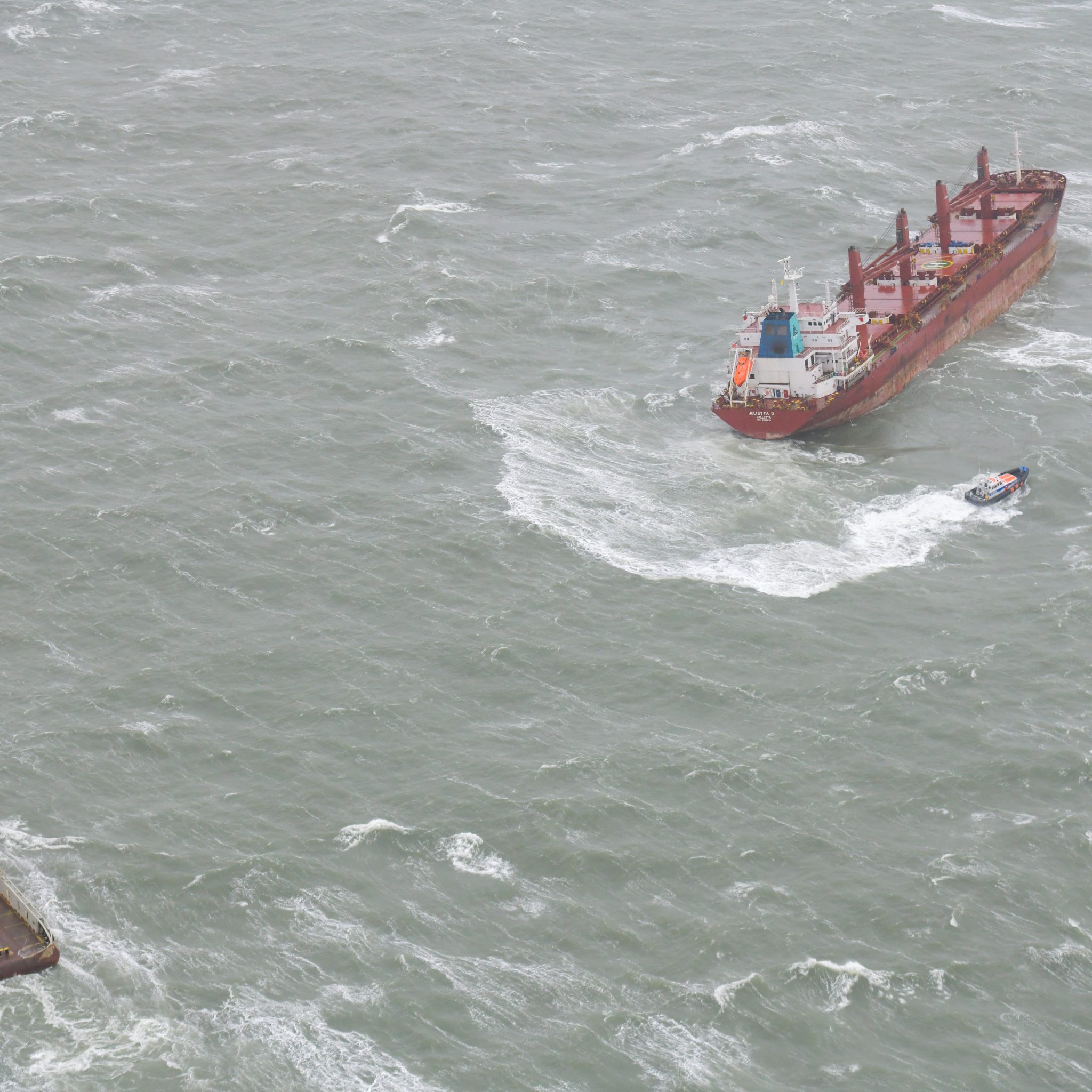 Een sleepboot is tot bij het stuurloze vrachtschip Julietta D gevaren. (Foto ANP)
