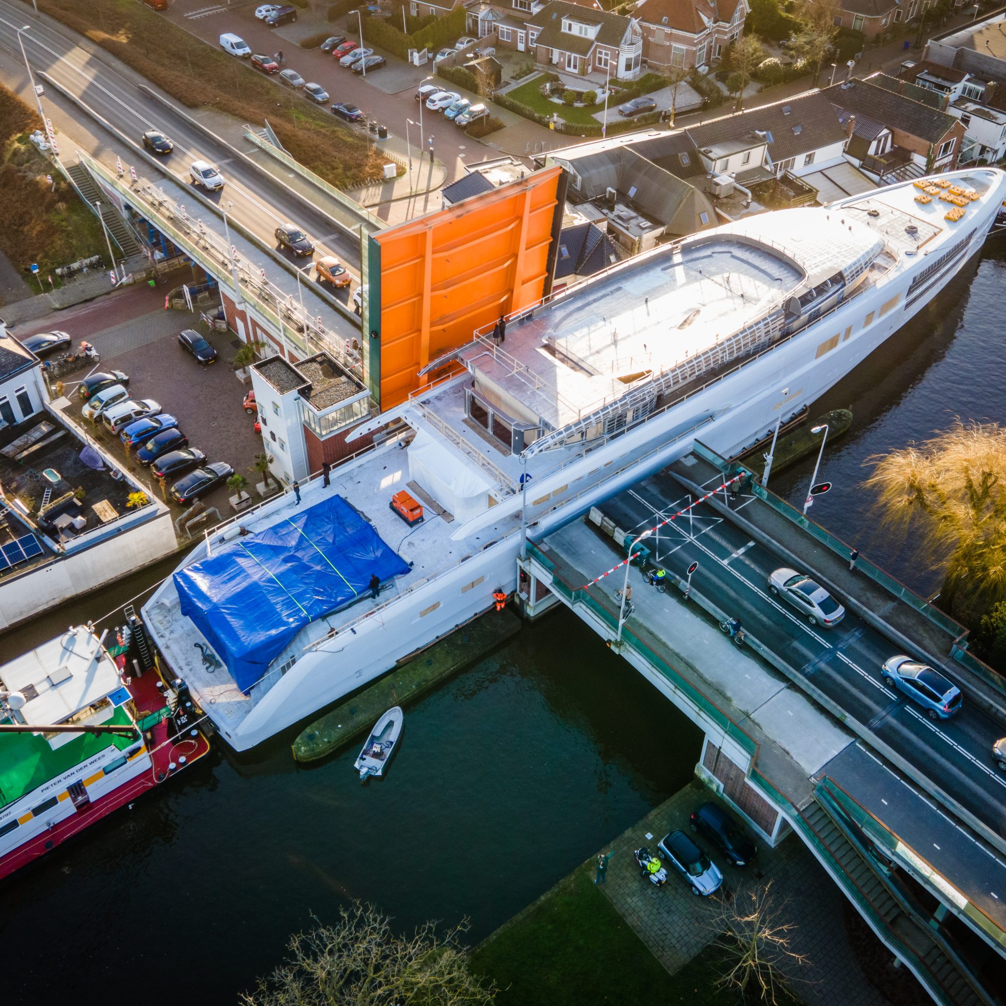Het was passen en meten voor superjacht Feadship Project 710 in Alphen a/d Rijn. Foto MediaTV