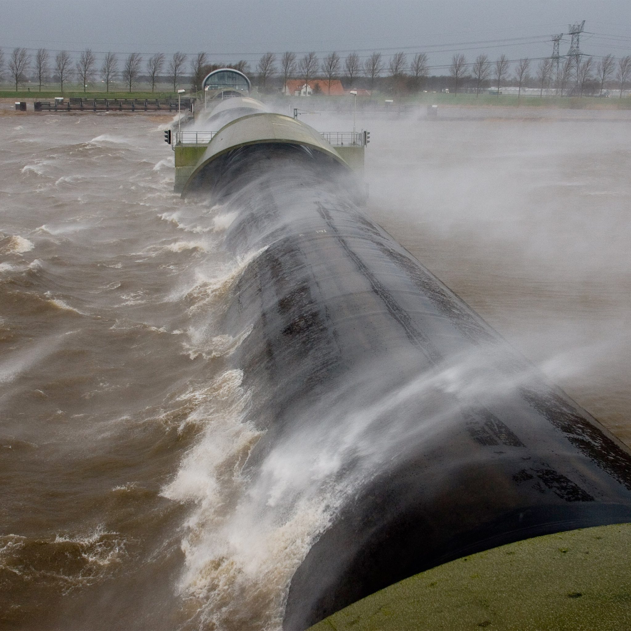De stormvloedkering Ramspol is een opblaasbare dam die bij hoogwater het Zwarte Meer van het Ketelmeer afsluit. (Foto Rijkswaterstaat)