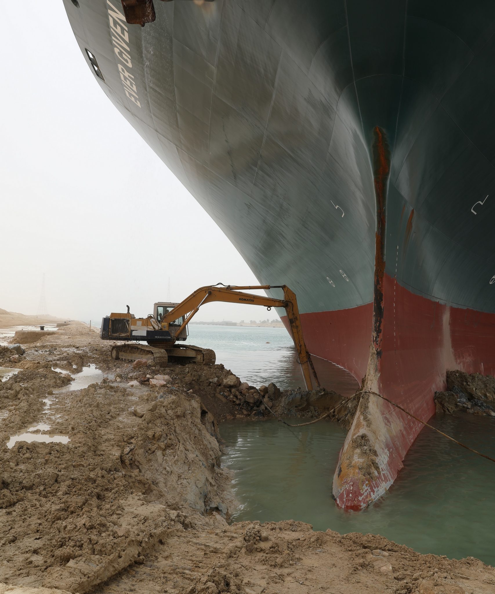 Toen de Ever Given vastlag in het Suezkanaal werd het ook al een beetje verbreed. (Foto SCA)