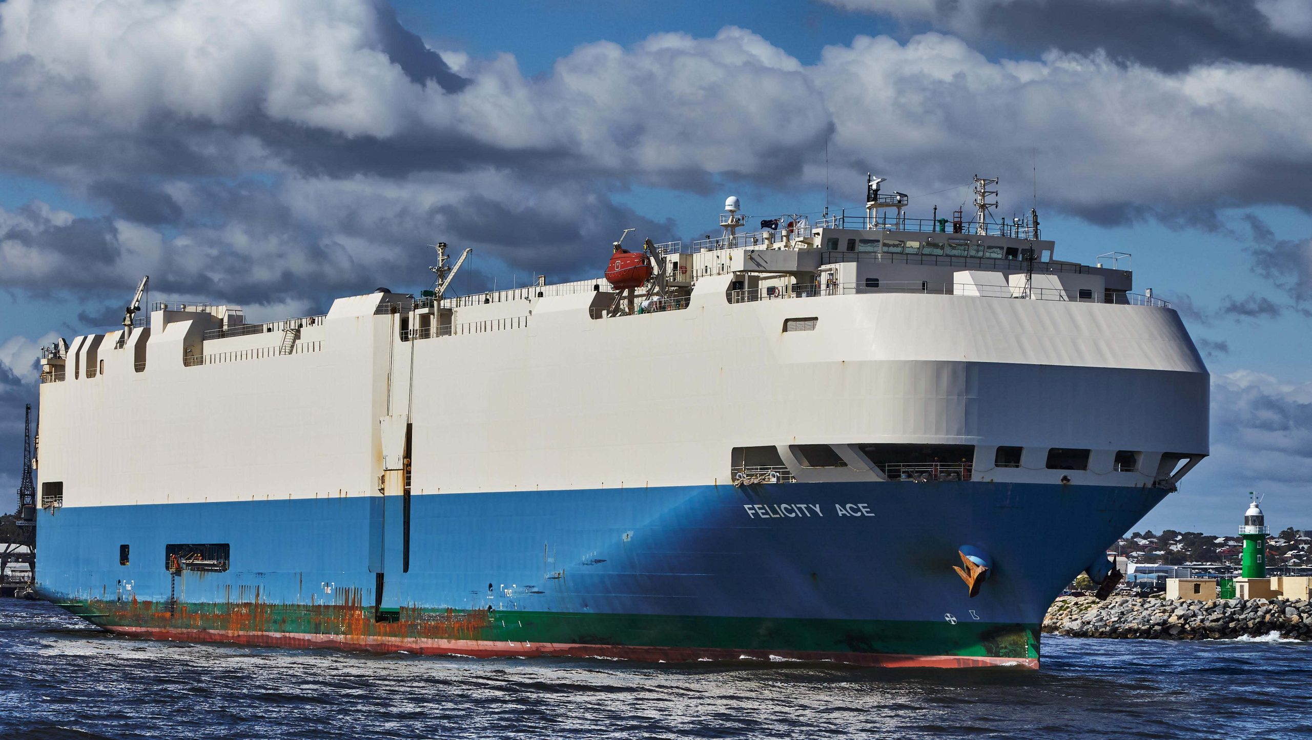 Het schip Felicity Ace (IMO: 9293911, MMSI: 371427000) is een Car Carrier schip, gebouwd in 2005 en vaart onder de vlag van Panama. (Foto VesselFinder)
