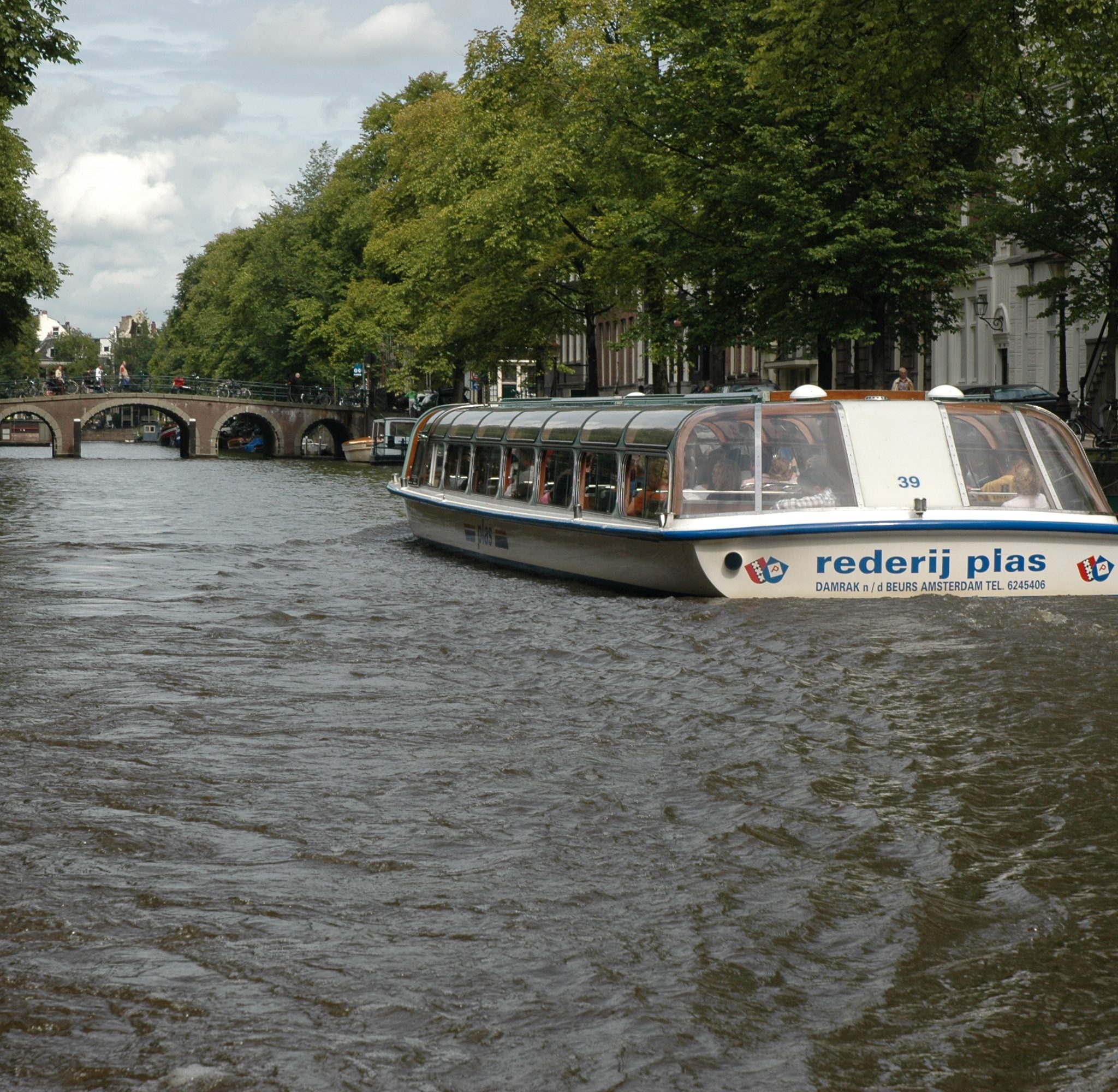 Voor Amsterdamse rondvaartbootschippers bestaat er al een uitzondering. (Foto Wikimedia)