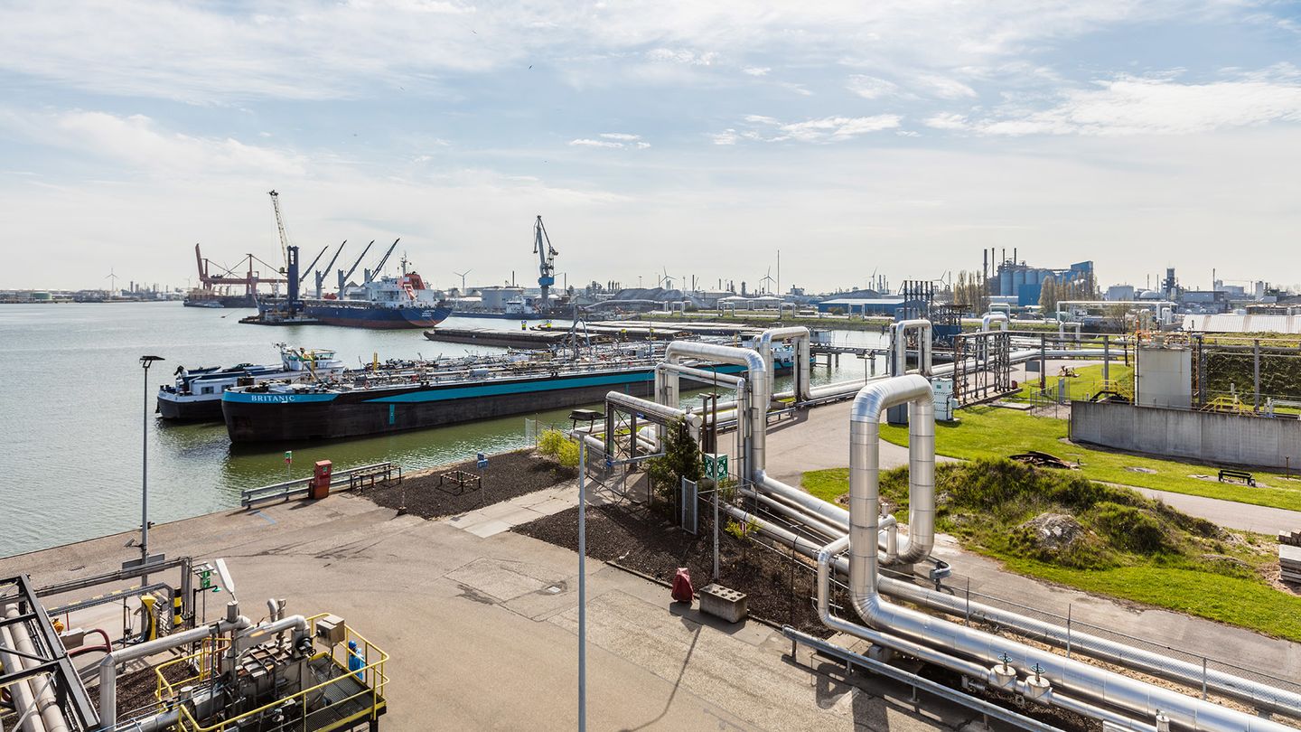 De overheden van Nederland, Duitsland en België moeten gaan samenwerken volgens de ondertekenaars. (Foto Port of Rotterdam)