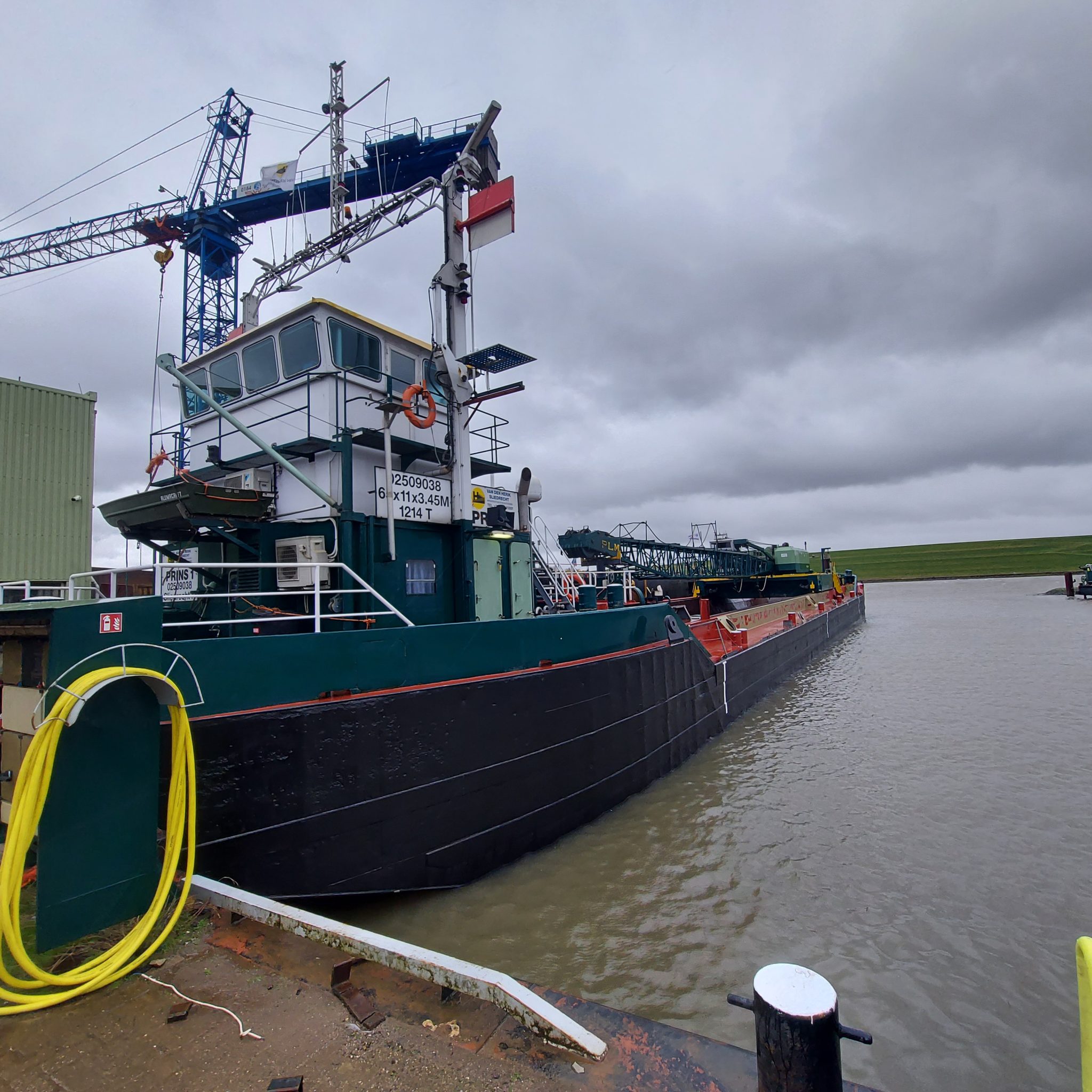 Baggerschip Prins 1 is al dertig jaar onderdeel van Van den Herik. (Foto Van den Herik)