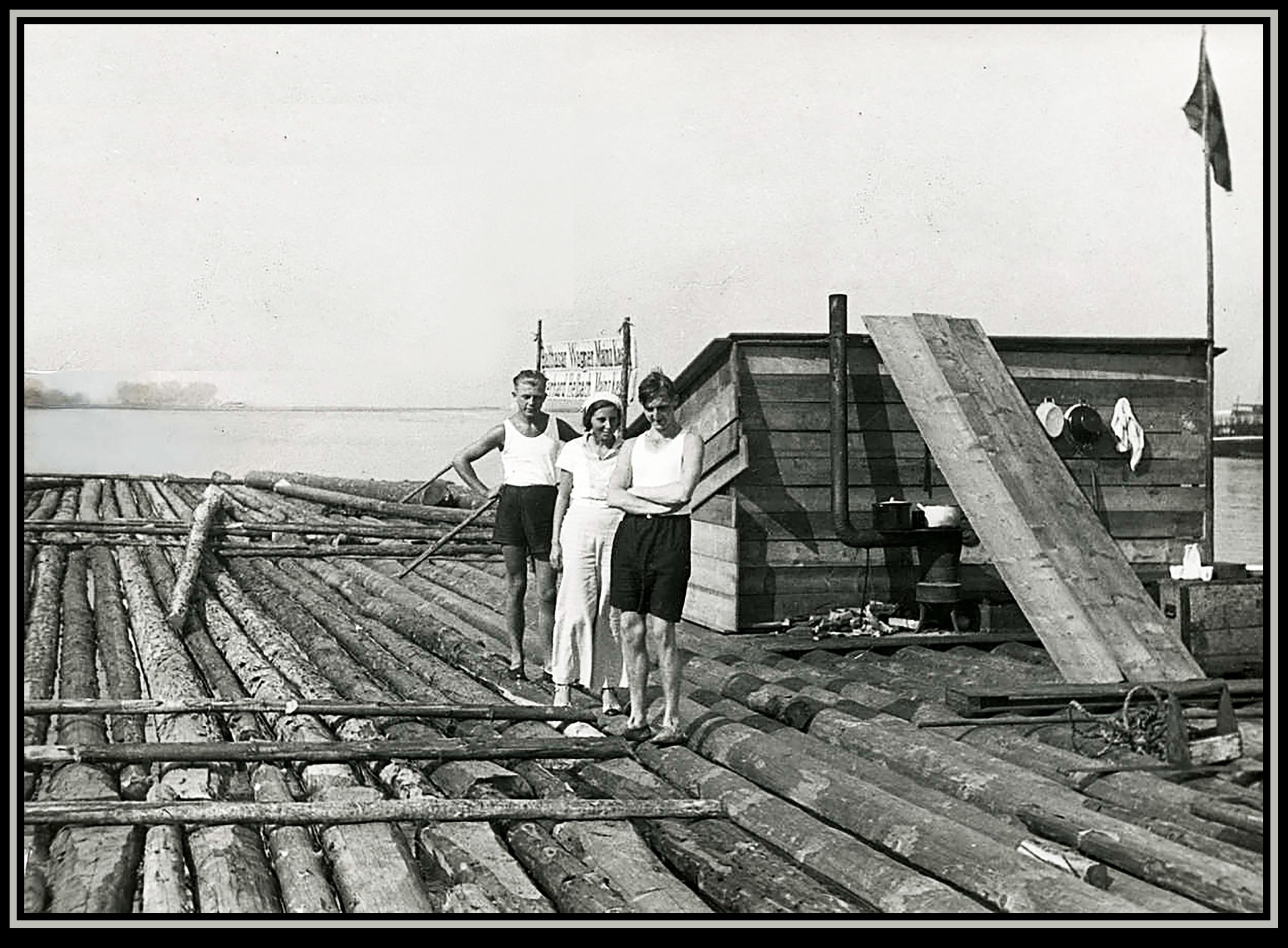 Boomstamtransport op de Rijn ging van oudsher op de stroming (zonder voortstuwing) met vlotten, waarop soms huisjes werden gebouwd waarin een familie tijdens het transport een tijdje kon wonen.