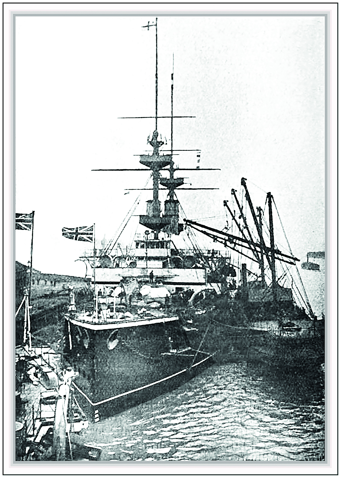 De Britse kruiser H.M.S. Majestic wordt hier geladen door vier speciale door Temperley gepatenteerde kolenbunkerschepen, die 'colliers' werden genoemd.
