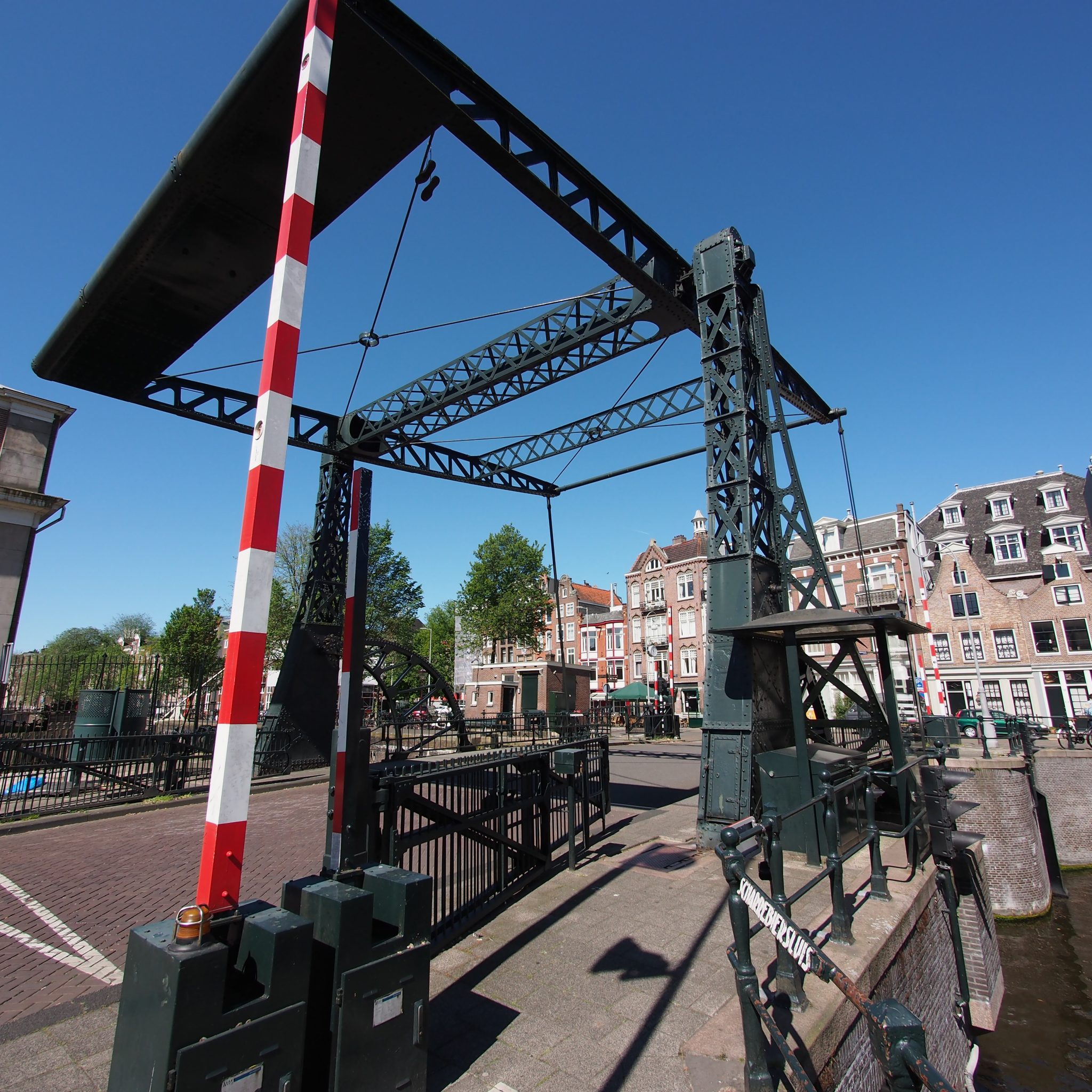 De inzet van lokale bediening in Amsterdam wordt nog verder bemoeilijkt doordat de brugwachterhuisjes zijn opgekocht als hotels. (Foto Wikimedia Commons)